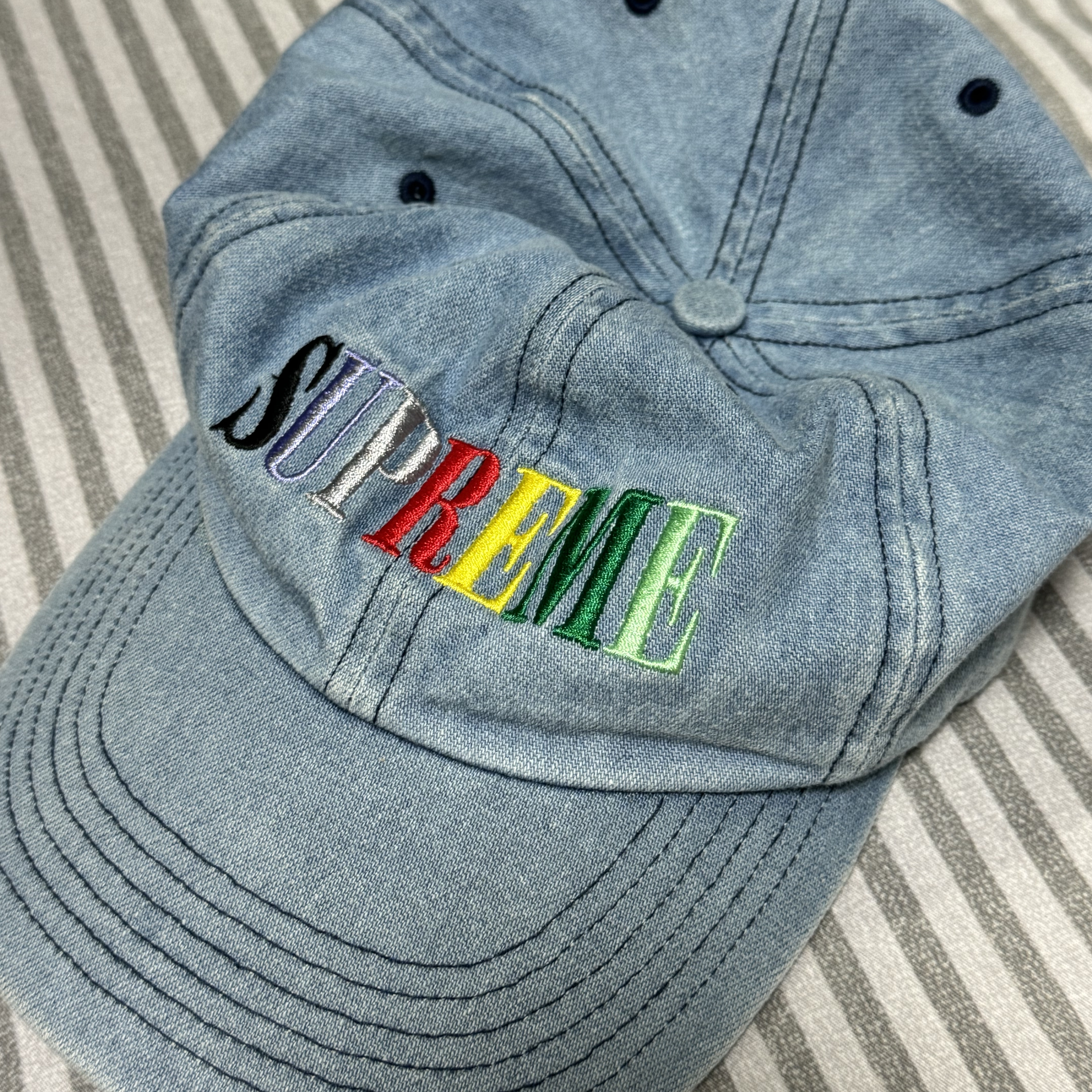 Supreme Multi-Color Logo 6-Panel Light Denim - 20FW 착용 스타일