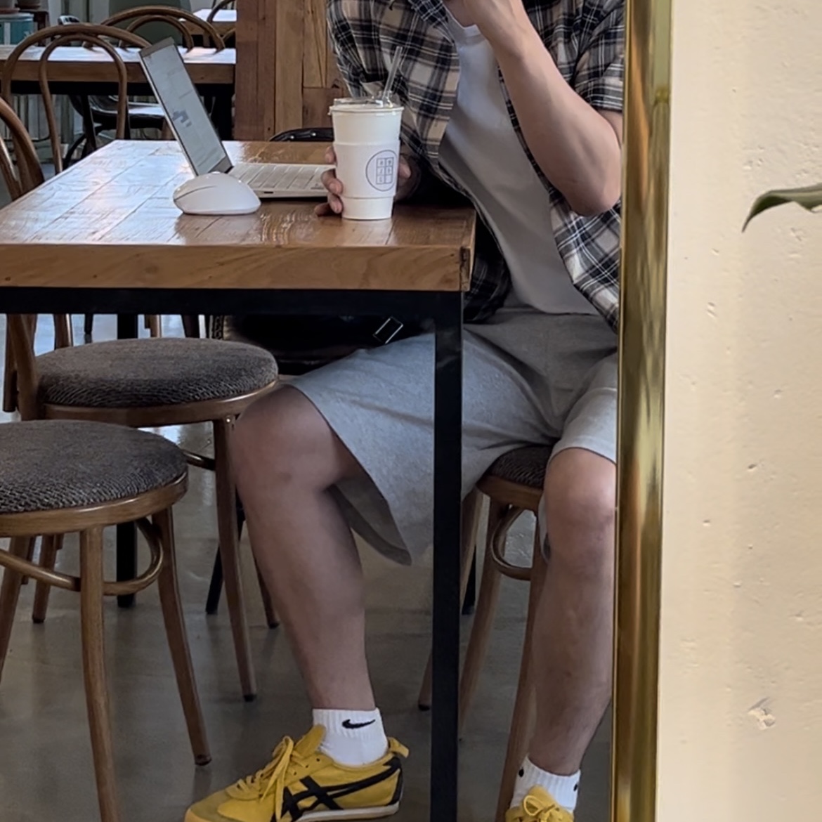 Onitsuka Tiger Mexico 66 Yellow Black 착용 스타일 - 1