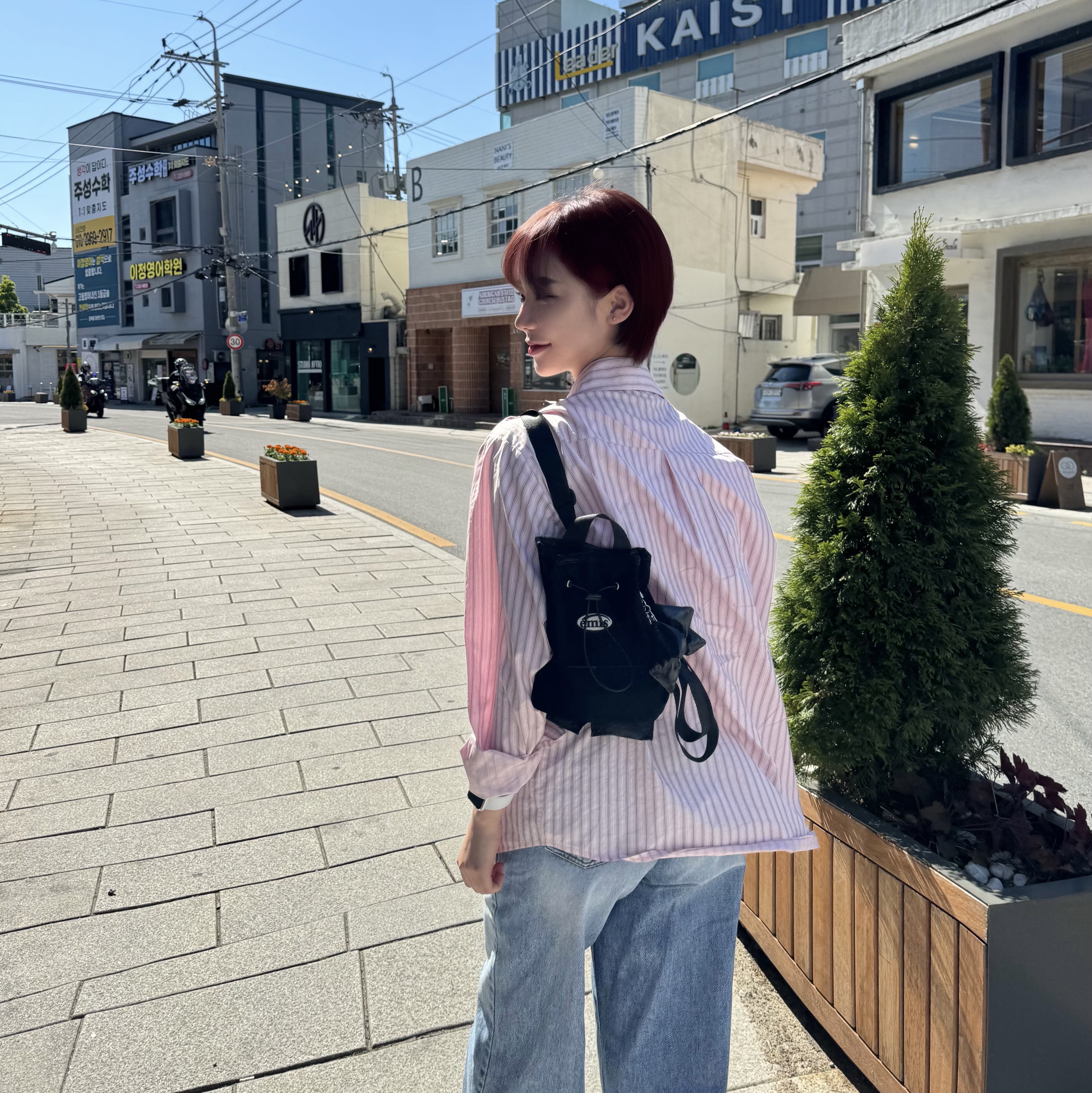 Emis Mini Wappen Pocket Backpack Black, Adidas Country OG Matte Silver Bright Blue 착용 스타일 - 1