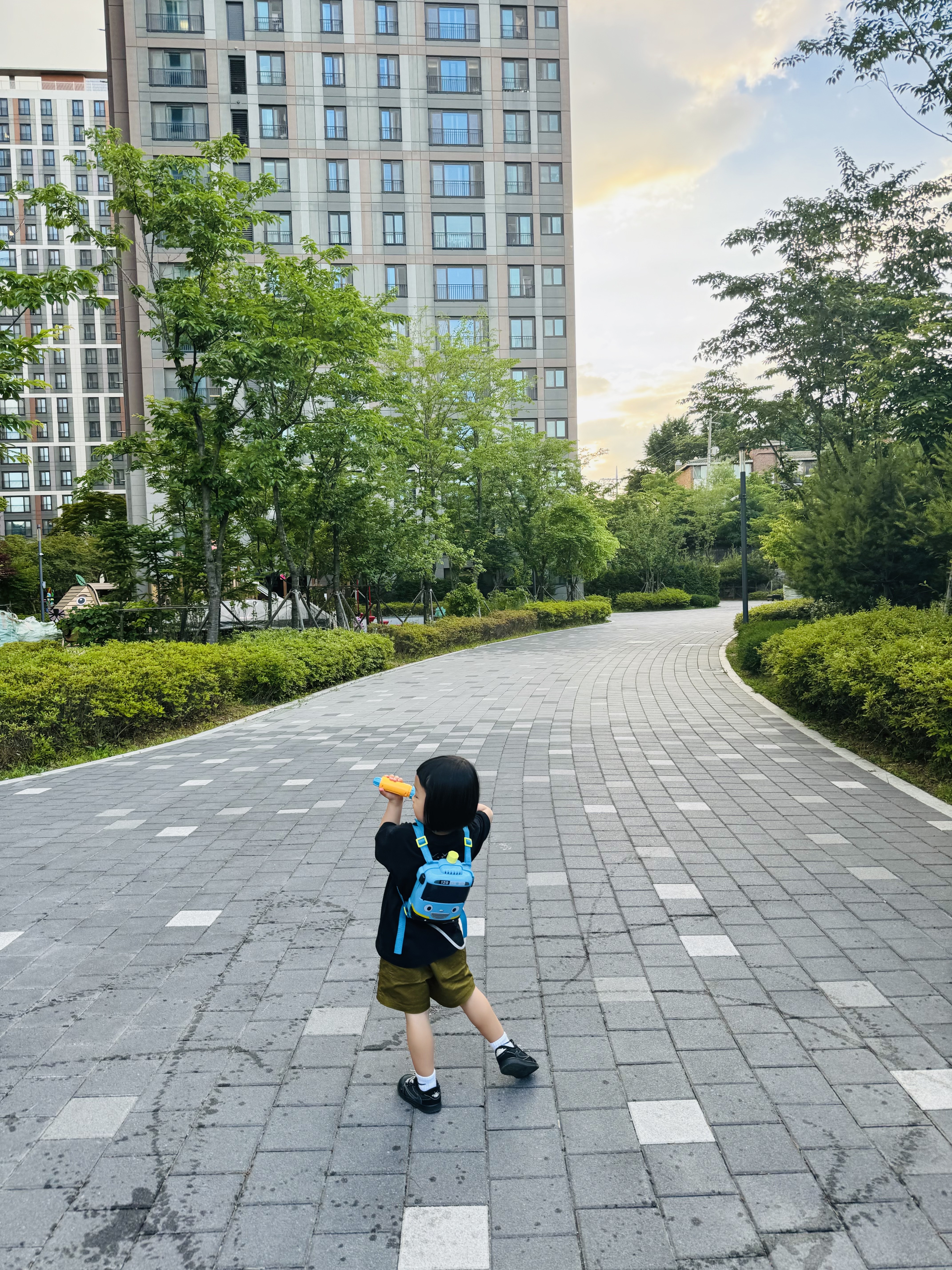 (Kids) Uniqlo UT x Kaws Short Sleeve Graphic T-Shirt Black, (TD) Jordan 1 x Travis Scott Retro Low OG SP Black Phantom 착용 스타일 - 2