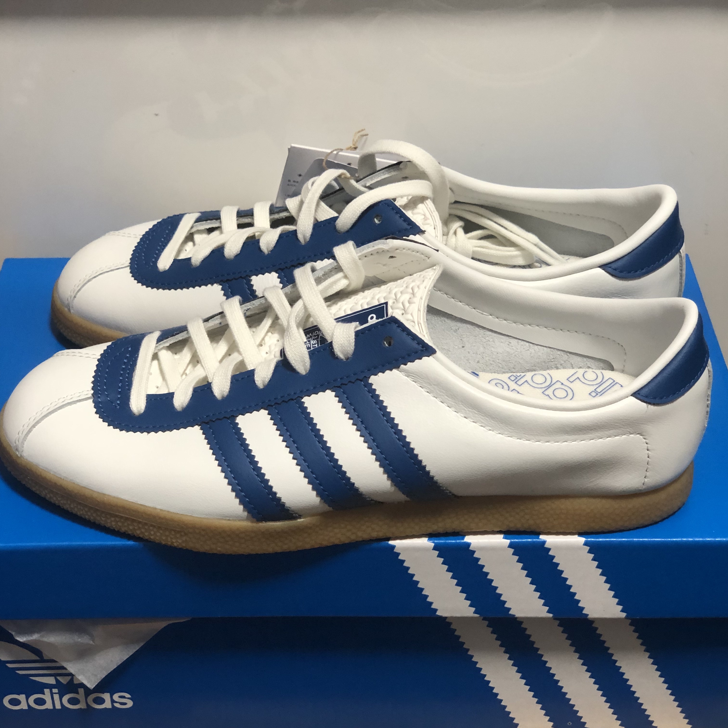 Adidas London Core White Dark Marine 착용 스타일