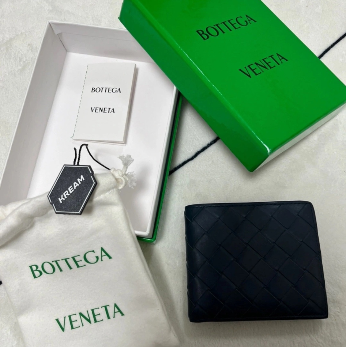 Bottega Veneta Bi-Fold Wallet Black 착용 스타일