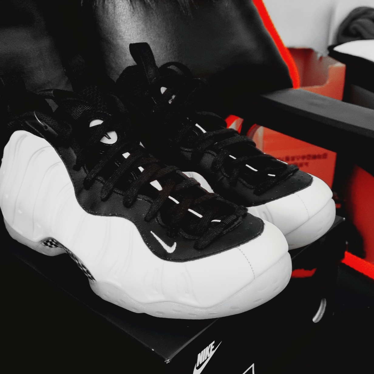 Nike Air Foamposite One Light Orewood Brown and Black 착용 스타일 - 2