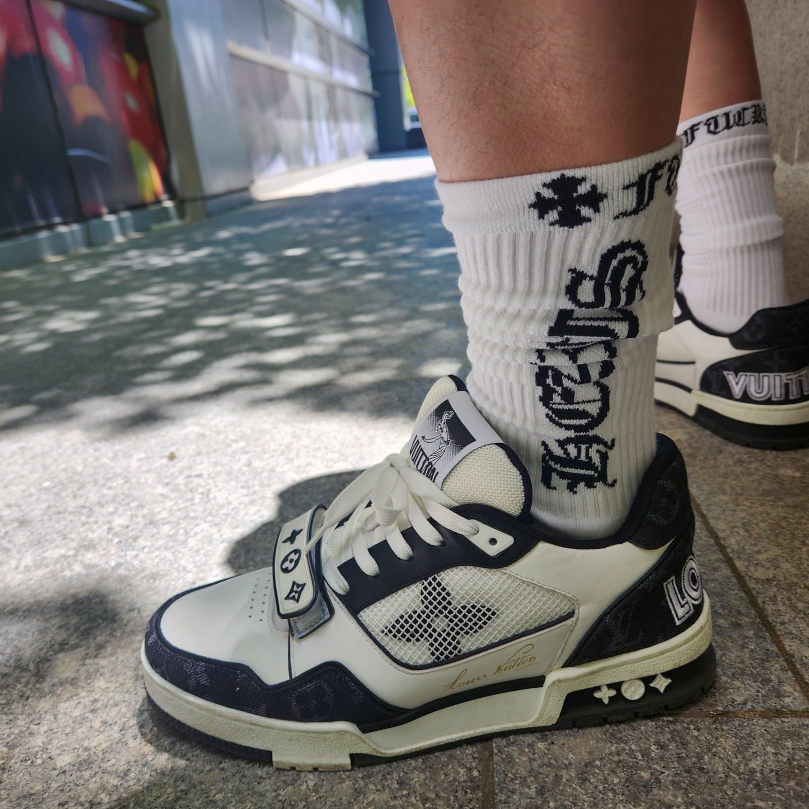Louis Vuitton LV Trainer Sneakers White Green, Louis Vuitton LV Trainer Sneakers Black 착용 스타일 - 4