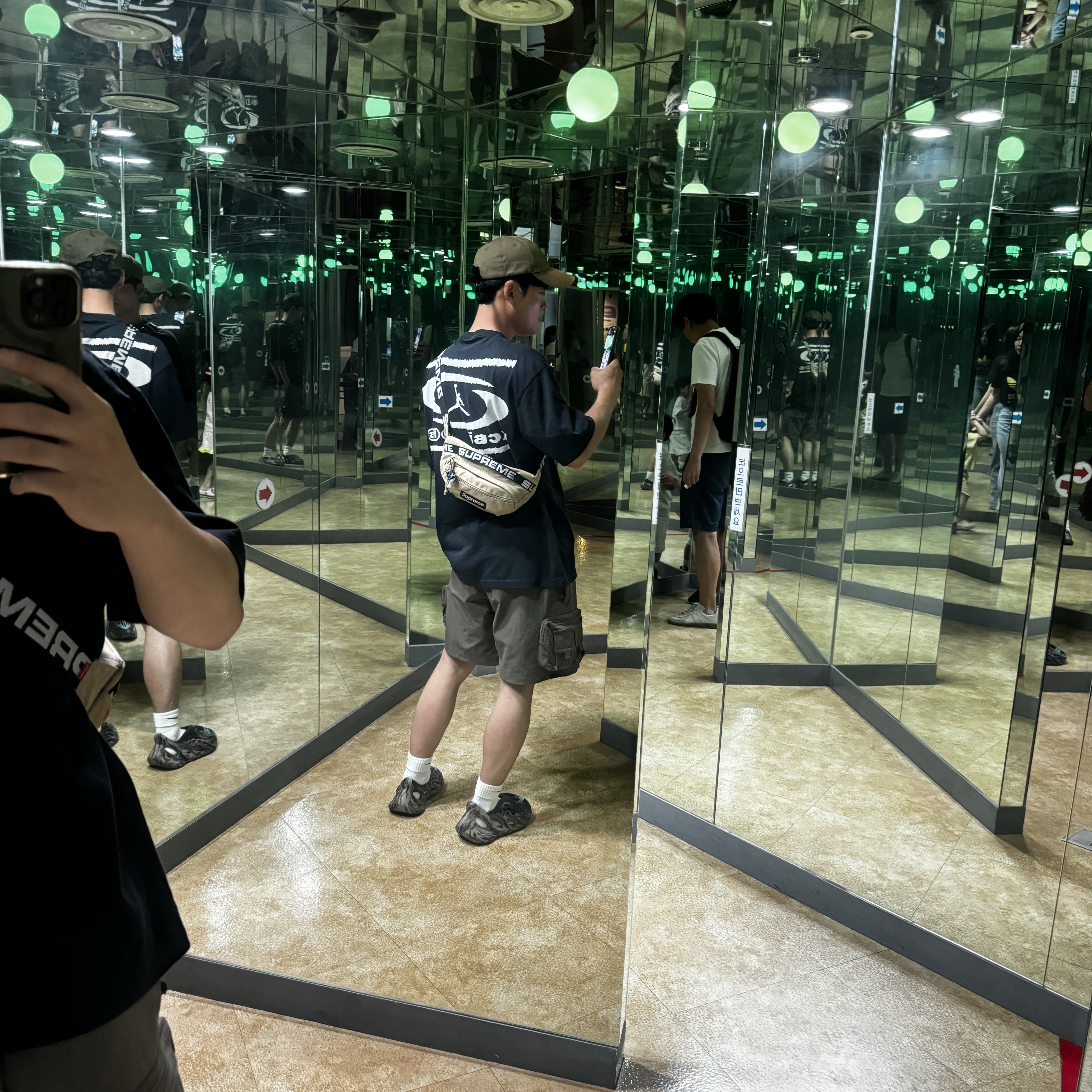 Jordan x Travis Scott T-Shirts Black (DZ5514-011), Nike ACG Cargo Shorts Ironstone - US/EU 착용 스타일 - 1