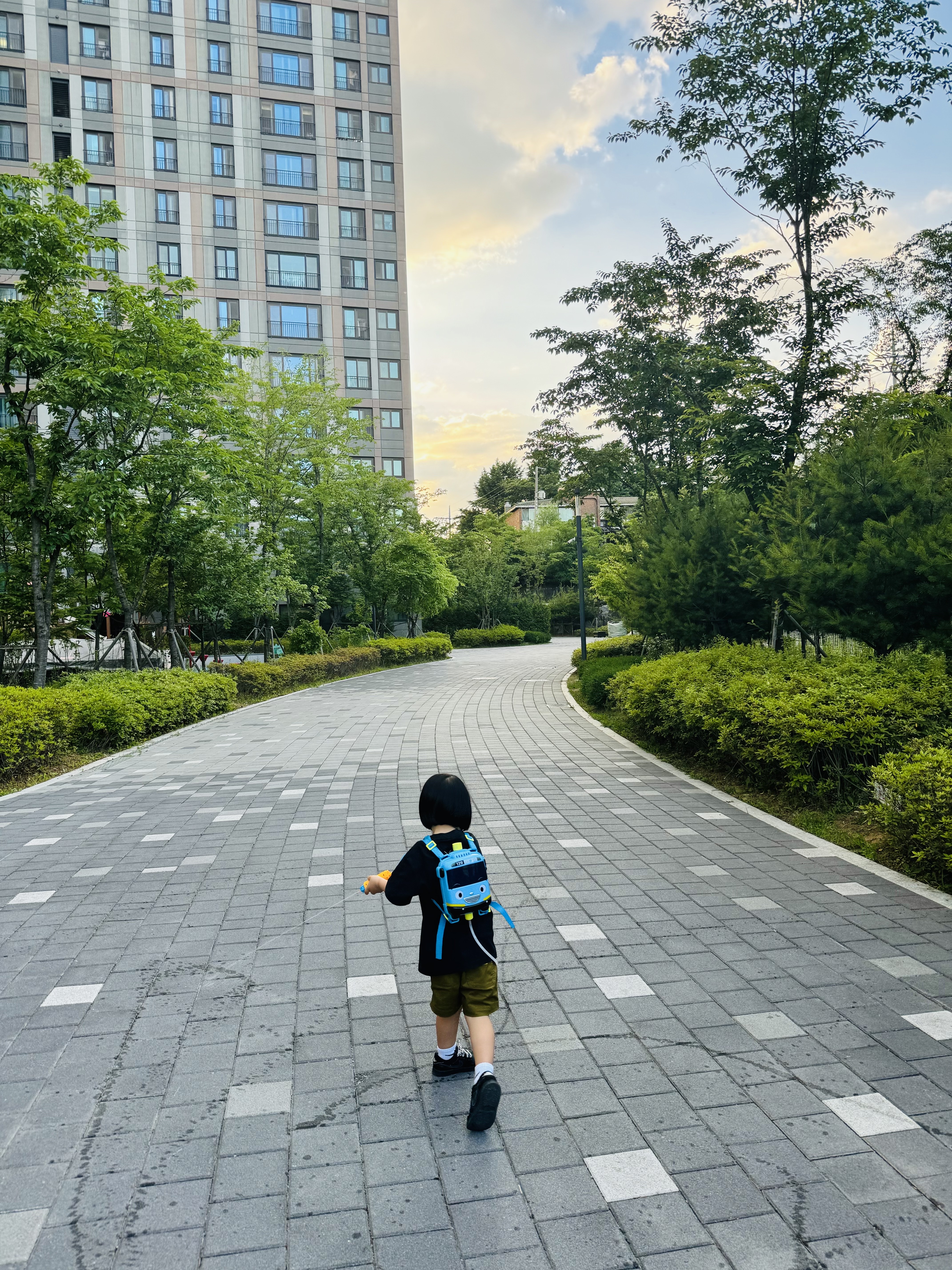 (Kids) Uniqlo UT x Kaws Short Sleeve Graphic T-Shirt Black, (TD) Jordan 1 x Travis Scott Retro Low OG SP Black Phantom 착용 스타일 - 5
