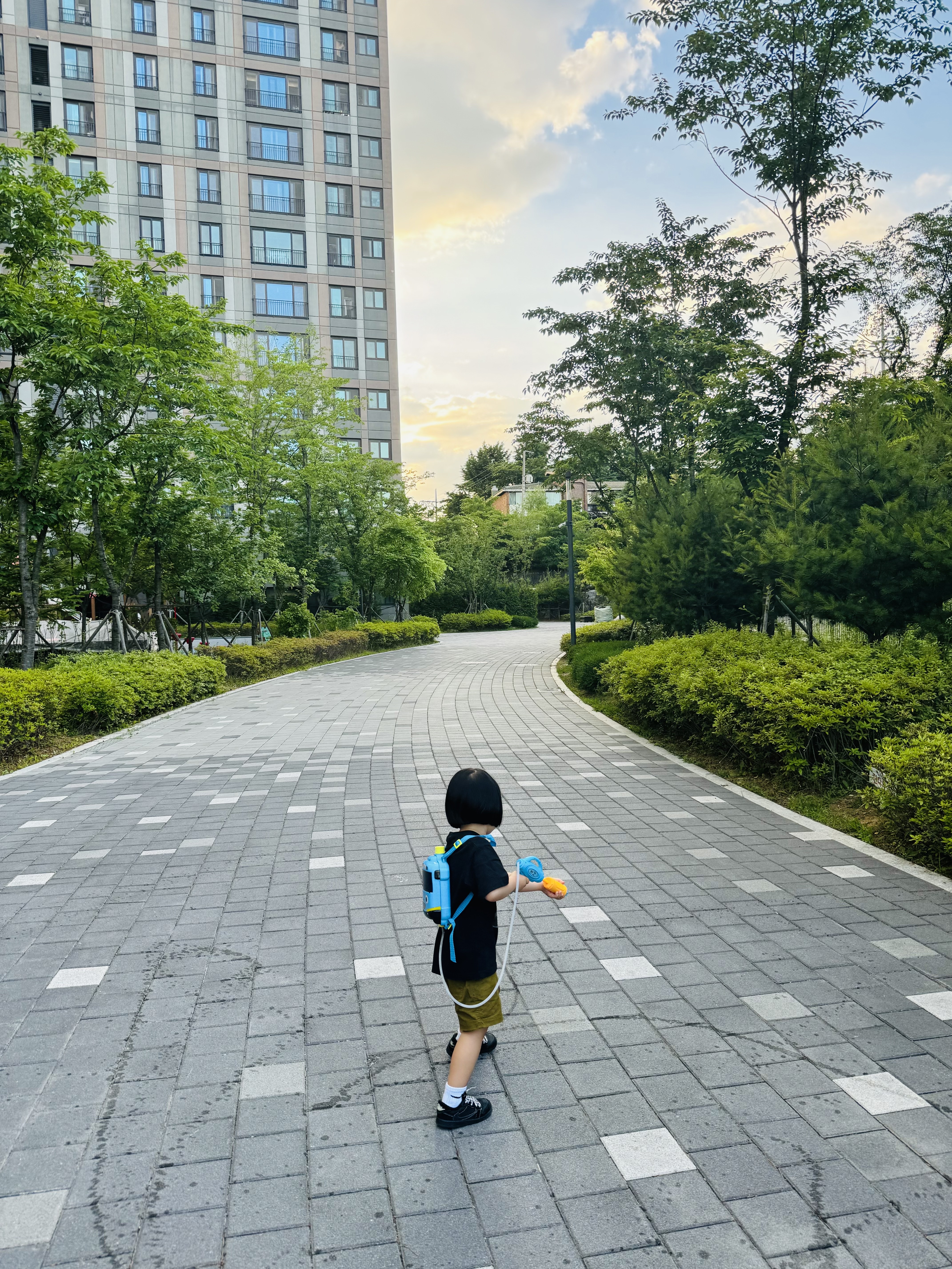 (Kids) Uniqlo UT x Kaws Short Sleeve Graphic T-Shirt Black, (TD) Jordan 1 x Travis Scott Retro Low OG SP Black Phantom 착용 스타일 - 6