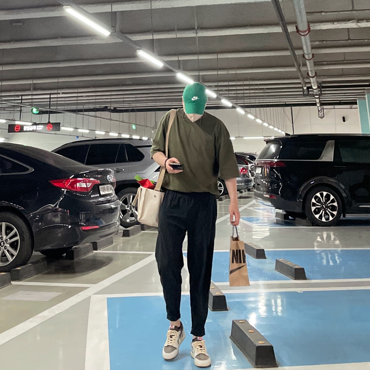 Jordan 1 x Travis Scott Retro Low OG SP Sail and Ridgerock, Nike Club Unstructured Futura Washed Cap Malachite 착용 스타일