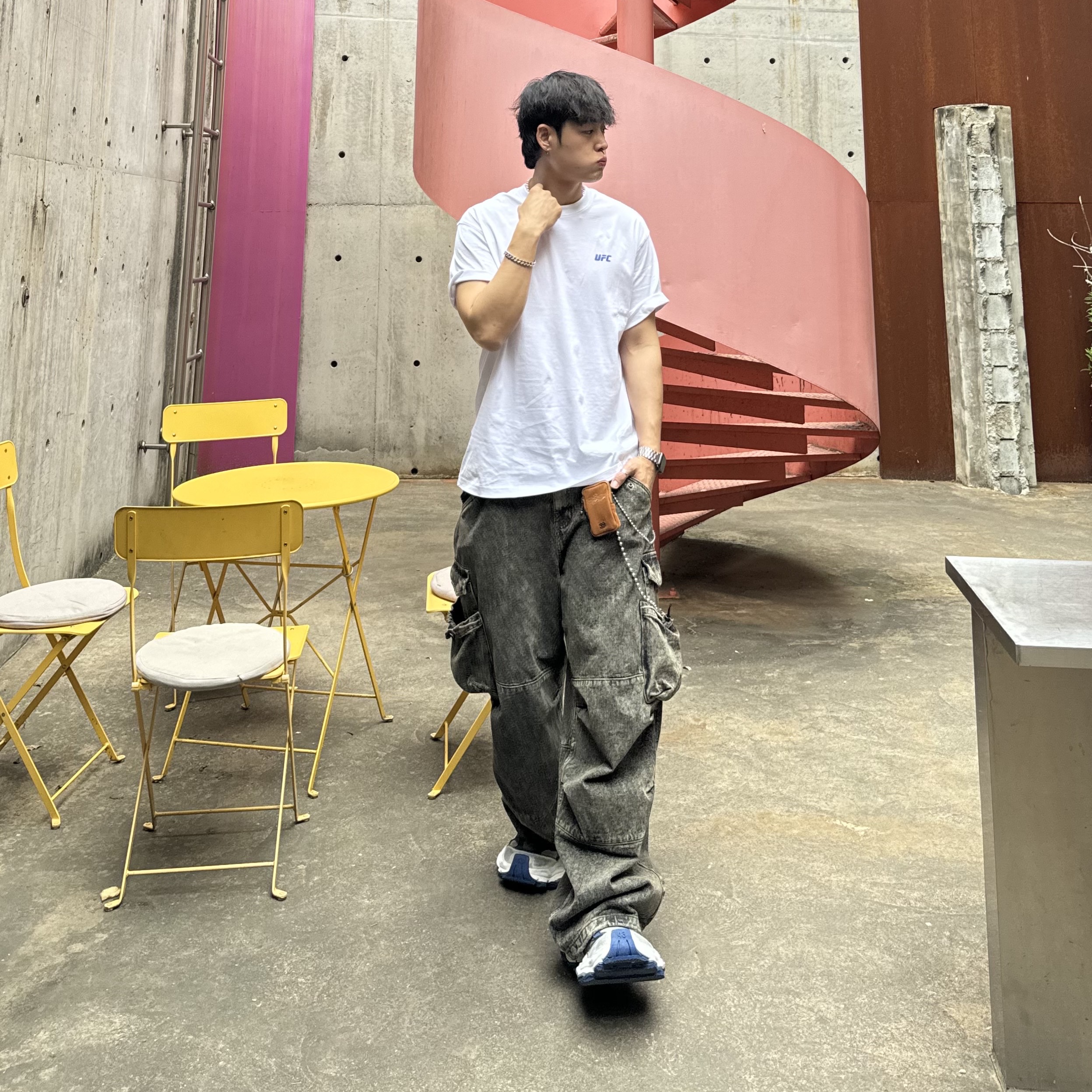 Balenciaga Cargo Sneakers Grey White Blue 착용 스타일 - 2