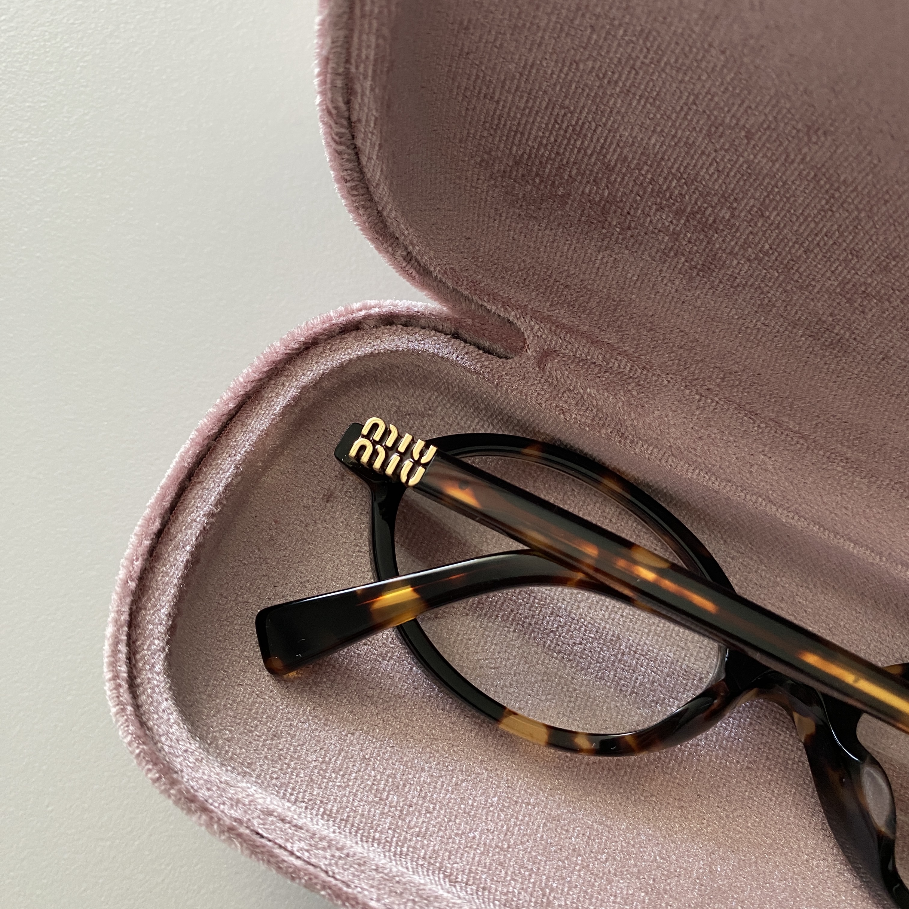 (W) Miu Miu Regard Sunglasses Blue Lenses Honey Tortoiseshell Acetate Standard fit 착용 스타일 - 1