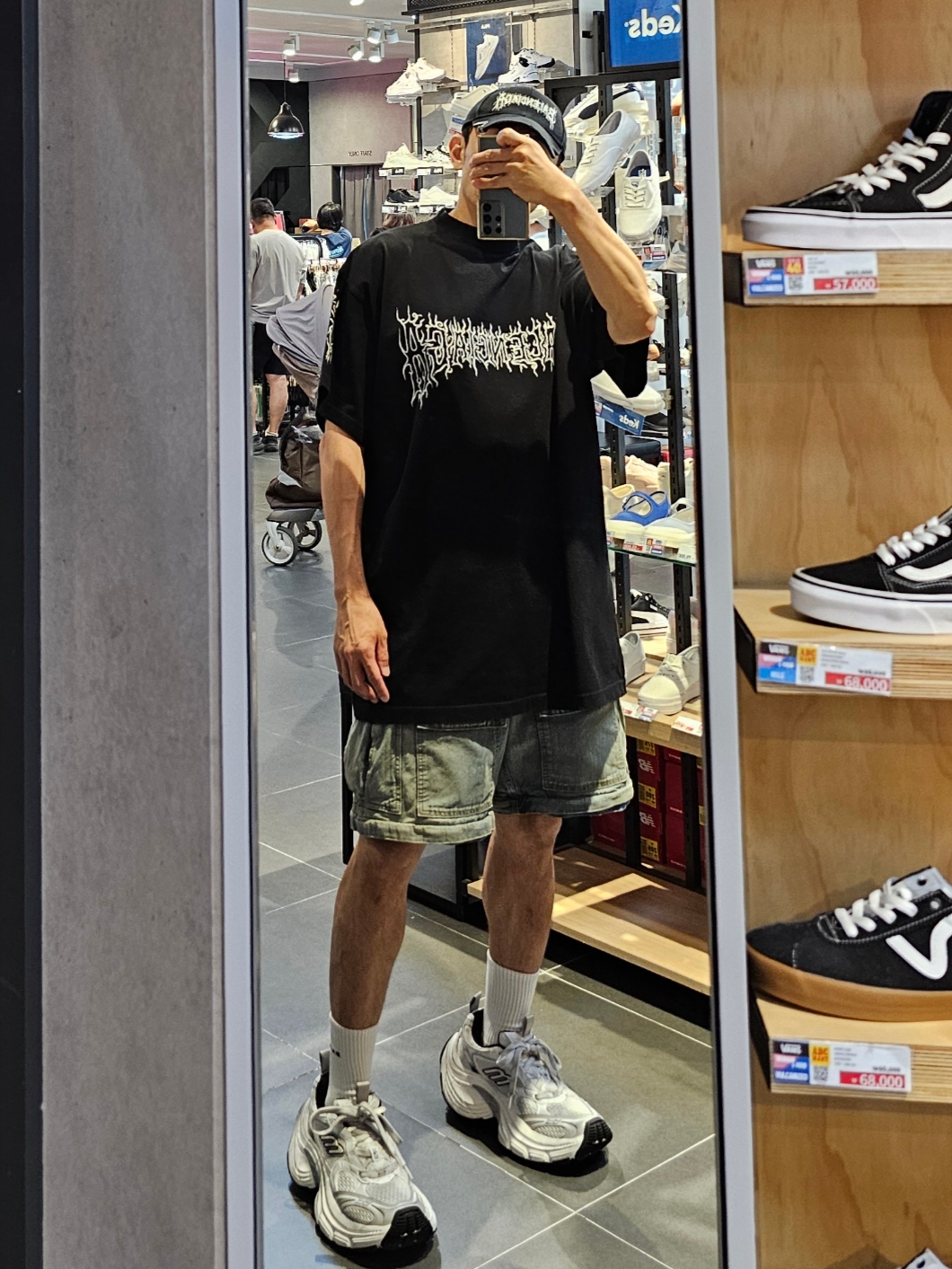 Balenciaga DIY Metal Outline Cap in Black, (W) Balenciaga Cargo Boyfriend Jeans Blue 착용 스타일 - 3