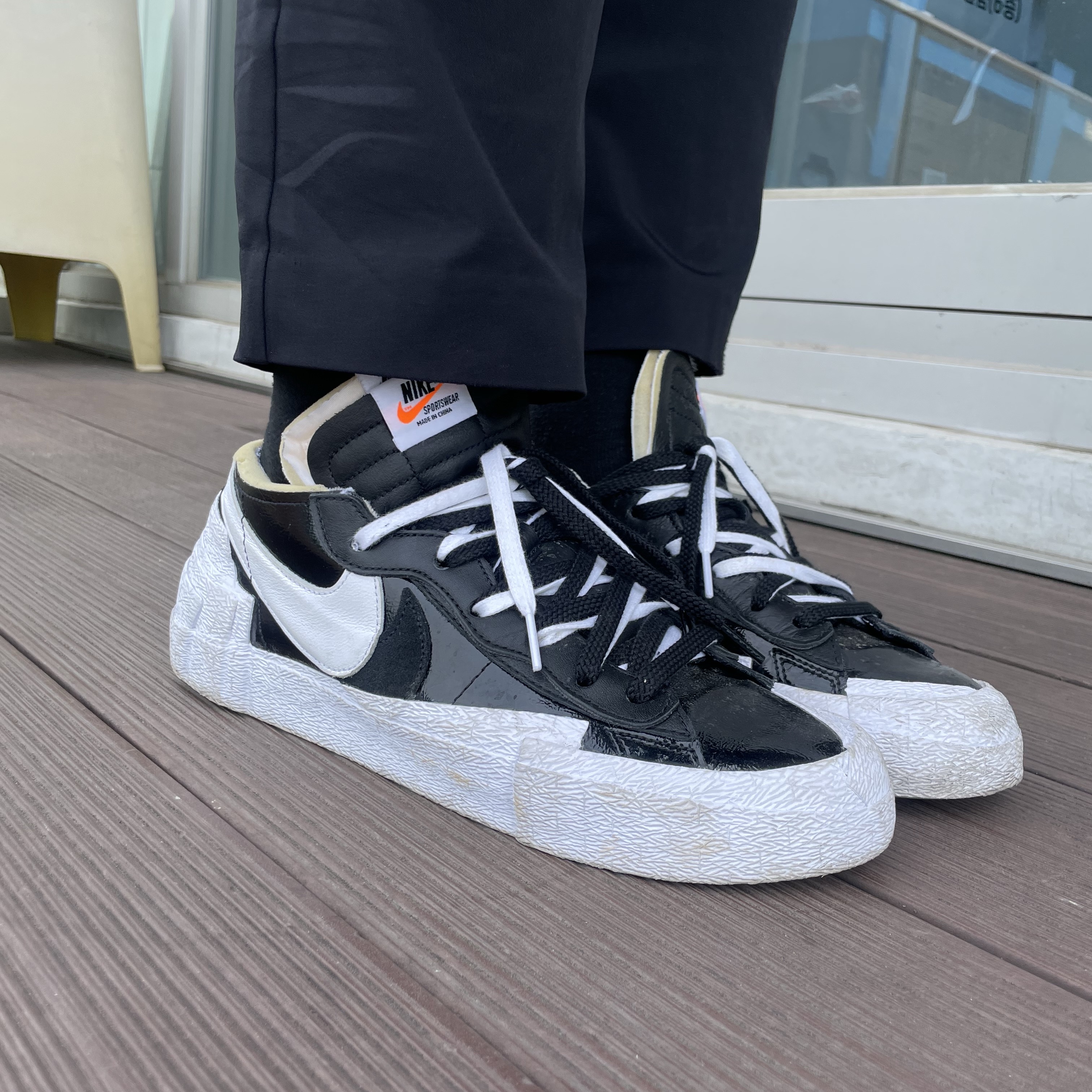 Nike x Sacai Blazer Low Black Patent Leather 착용 스타일 - 3