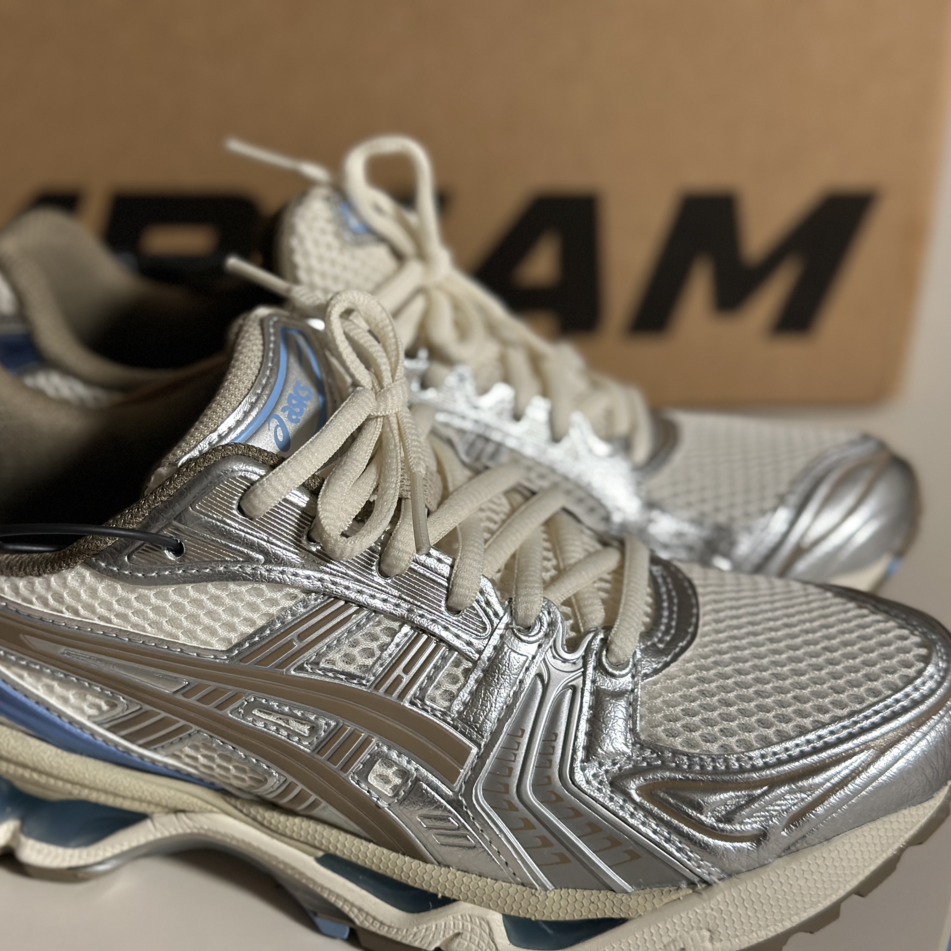 (W) Asics Gel-Kayano 14 Cream Pepper 착용 스타일 - 1