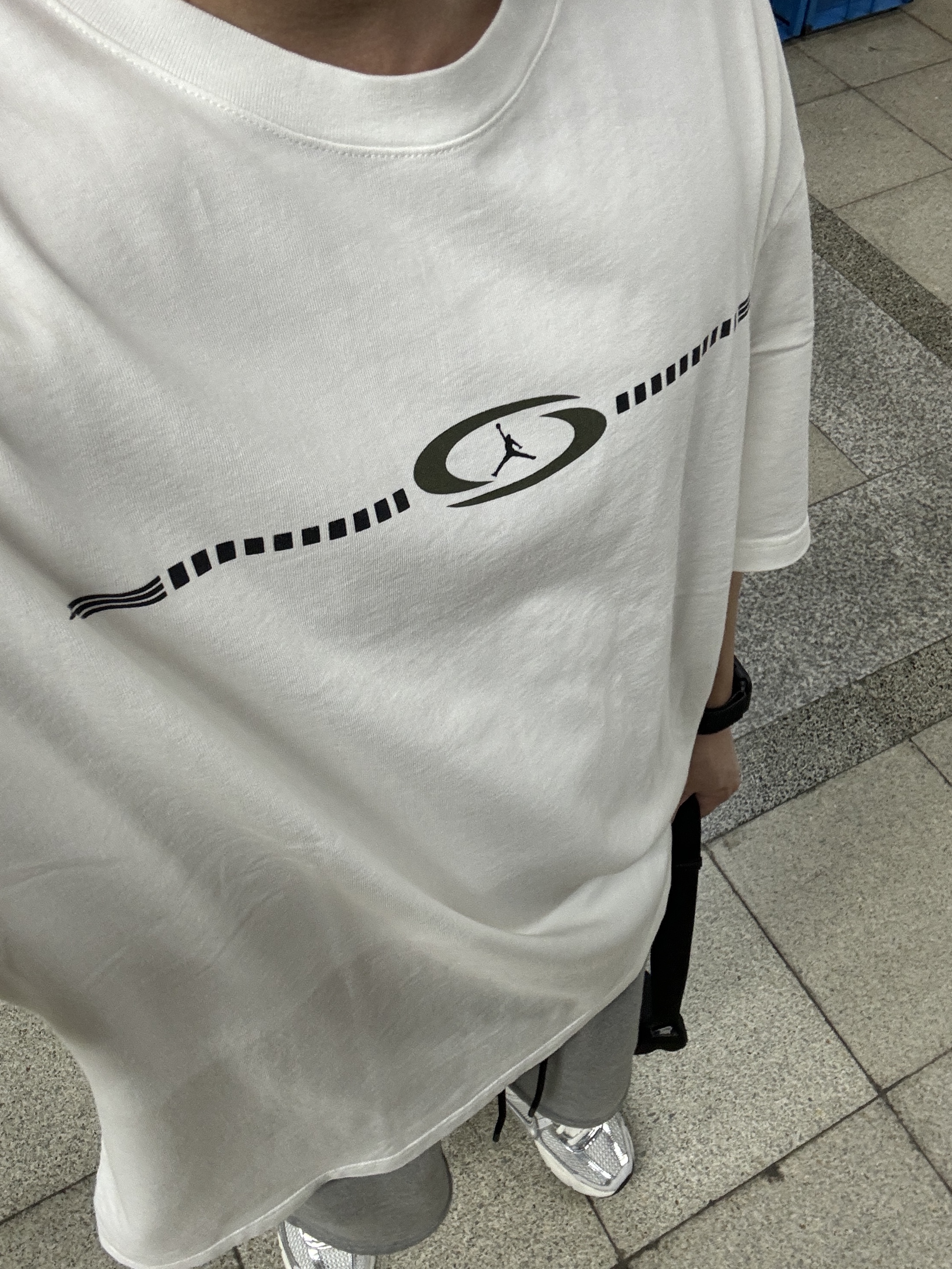 Jordan x Travis Scott T-Shirts Sail (DZ5510-133), (W) Nike Zoom Vomero 5 Photon Dust and Metallic Silver 착용 스타일