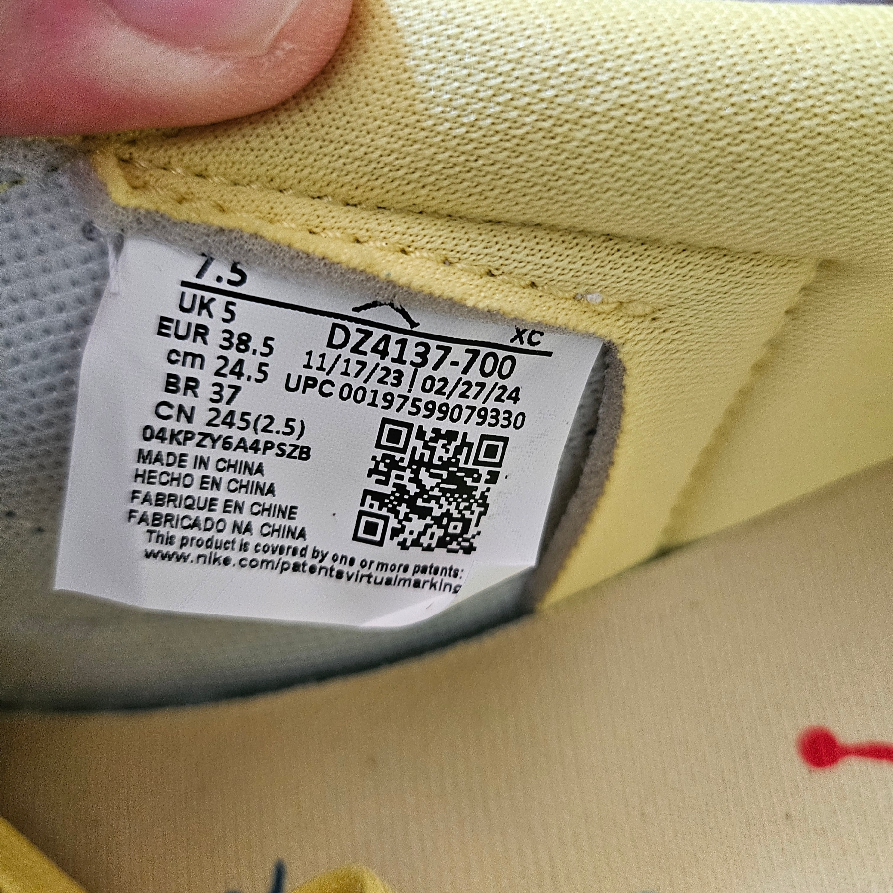 (W) Jordan 1 x Travis Scott Retro Low OG SP Canary 착용 스타일 - 7
