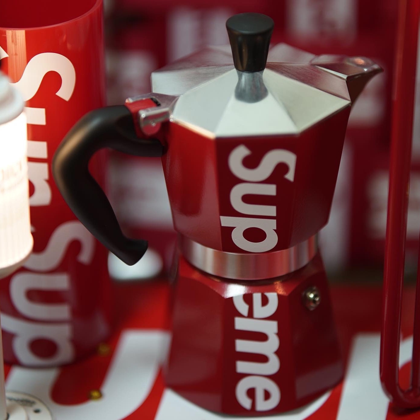 Supreme Bialetti Moka Express Red - 19SS, Supreme Heller Mugs Red (Set of 2) 착용 스타일 - 2