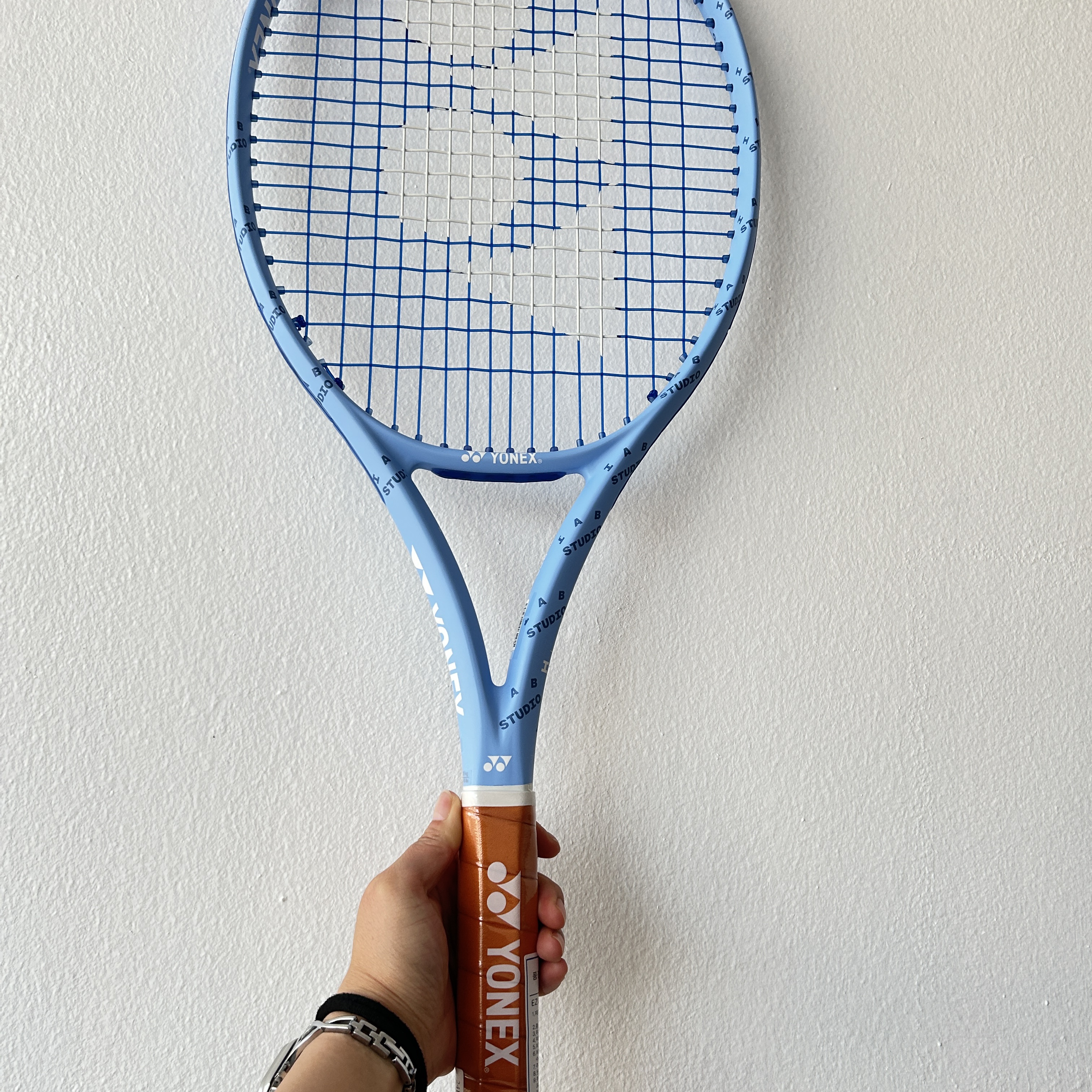 IAB Studio x Yonex Ezone Tennis Racket 착용 스타일 - 3