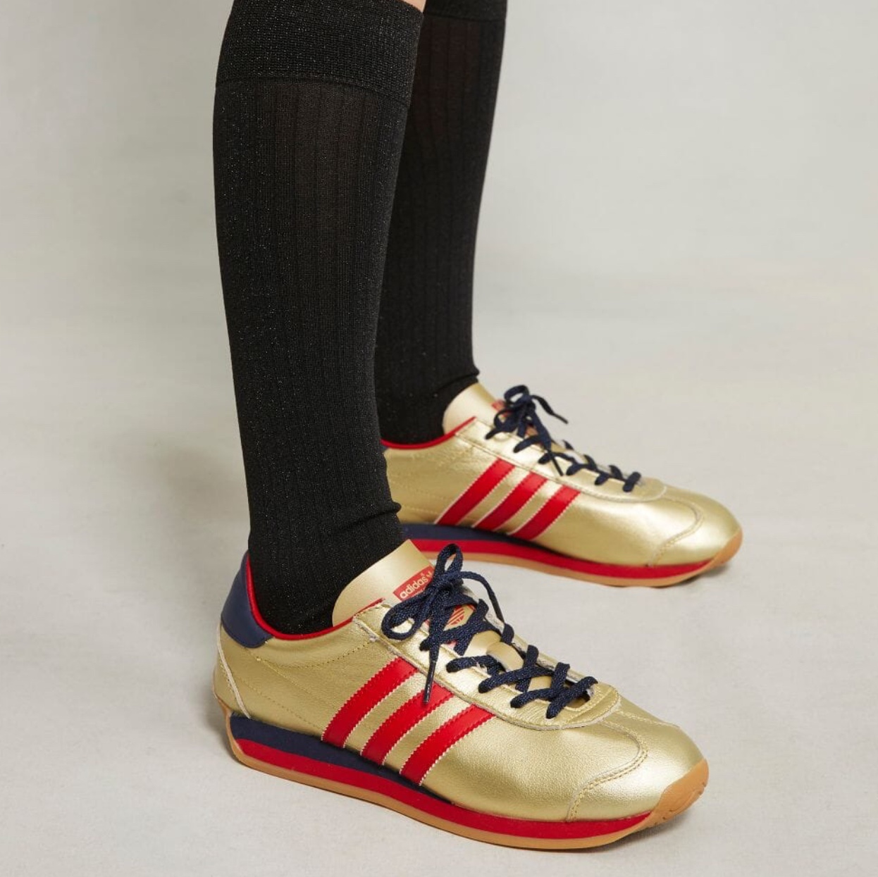 Adidas Country OG Gold Metallic Better Scarlet 착용 스타일
