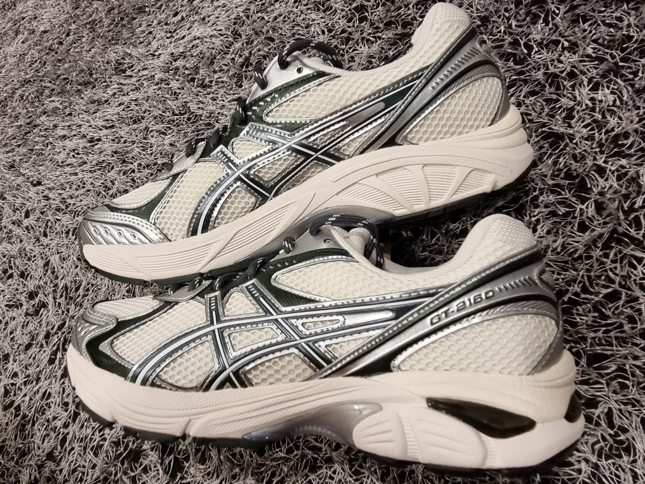 Asics x Kith GT-2160 Cream Scarab 착용 스타일 - 3