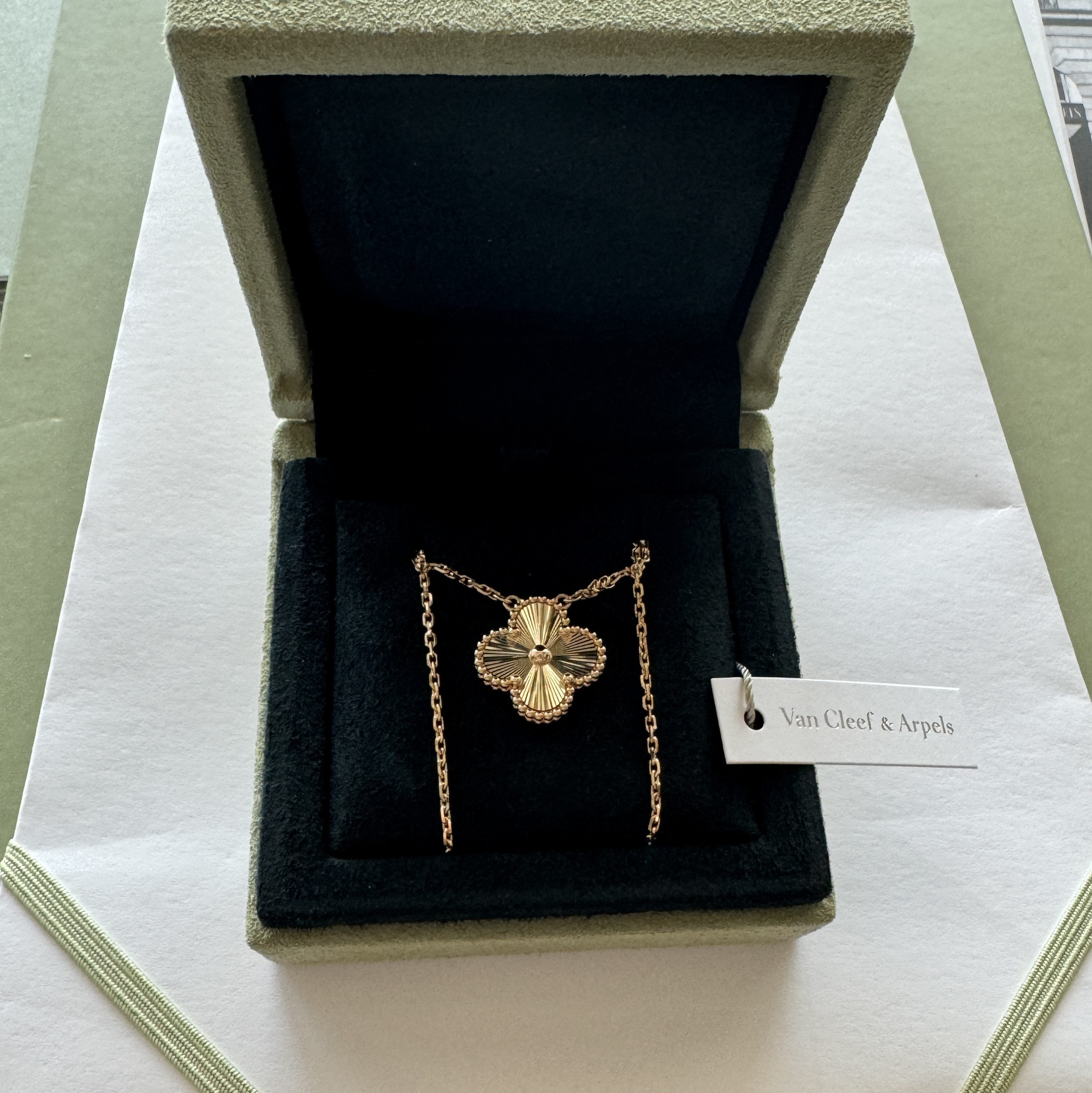 (W) Van Cleef & Arpels Vintage Alhambra Pendant Guilloche Yellow Gold 착용 스타일 - 1