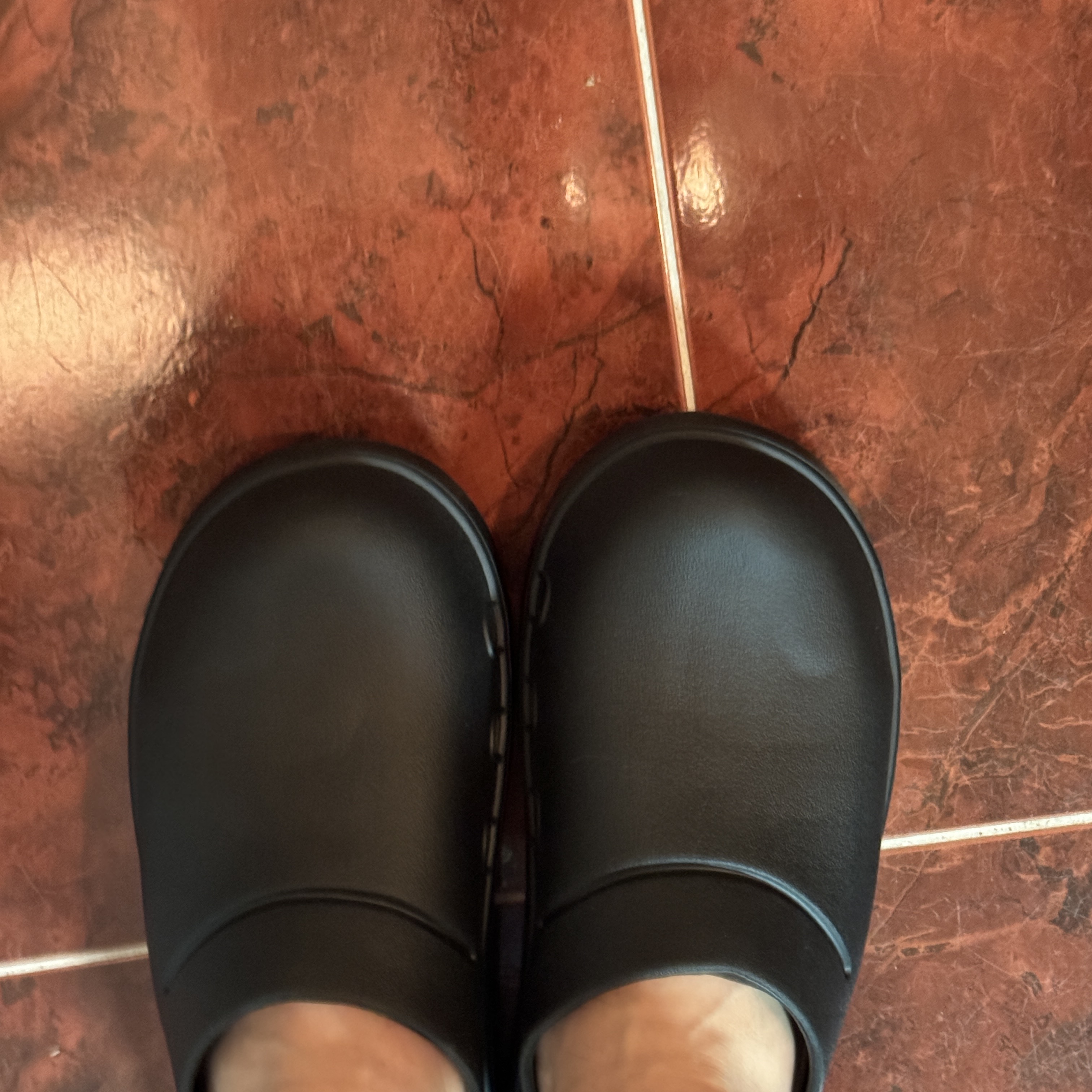 Oofos OOCloog Black 착용 스타일