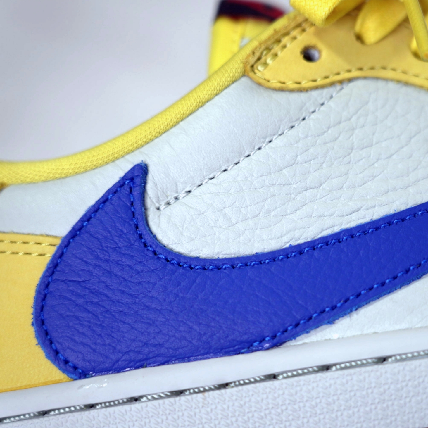 (W) Jordan 1 x Travis Scott Retro Low OG SP Canary 착용 스타일 - 4