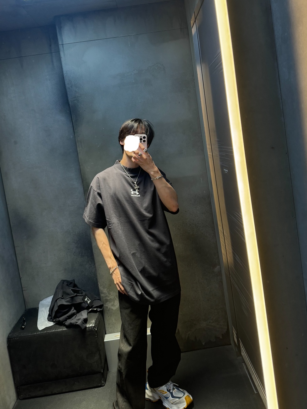 Balenciaga x Under Armour Oversized Fit T-Shirt Black White, (W) Balenciaga x Under Armour Regular Fit Zip-Up Hoodie Black White 착용 스타일 - 1