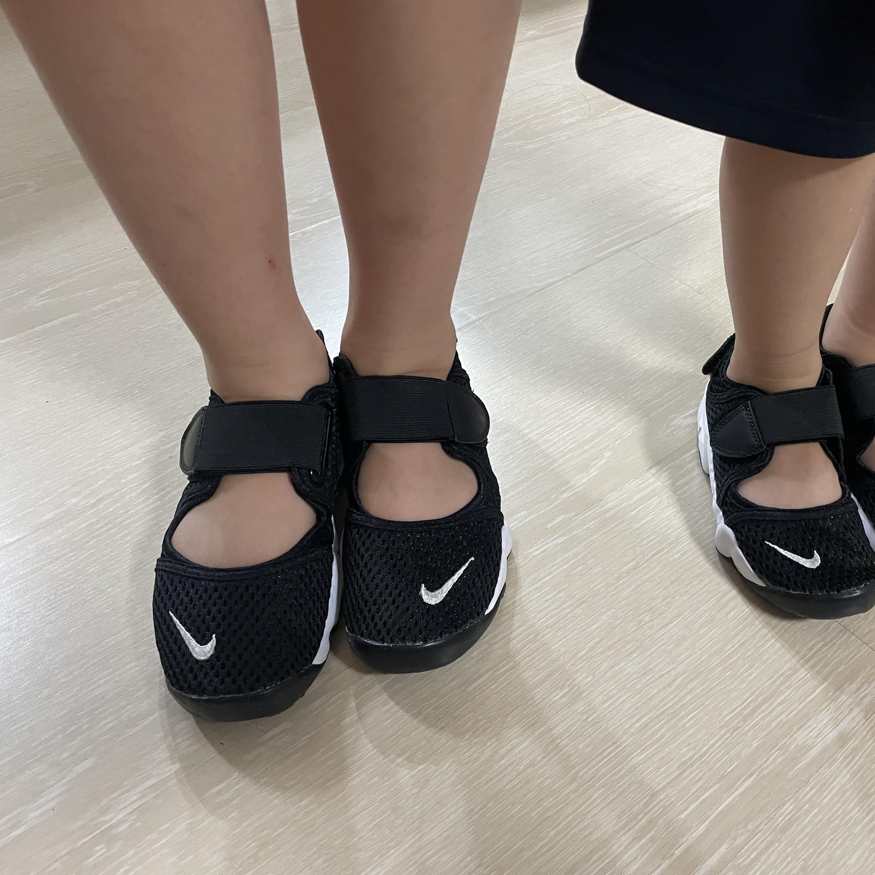 (GS/PS) Nike Air Rift Black White 착용 스타일 - 2