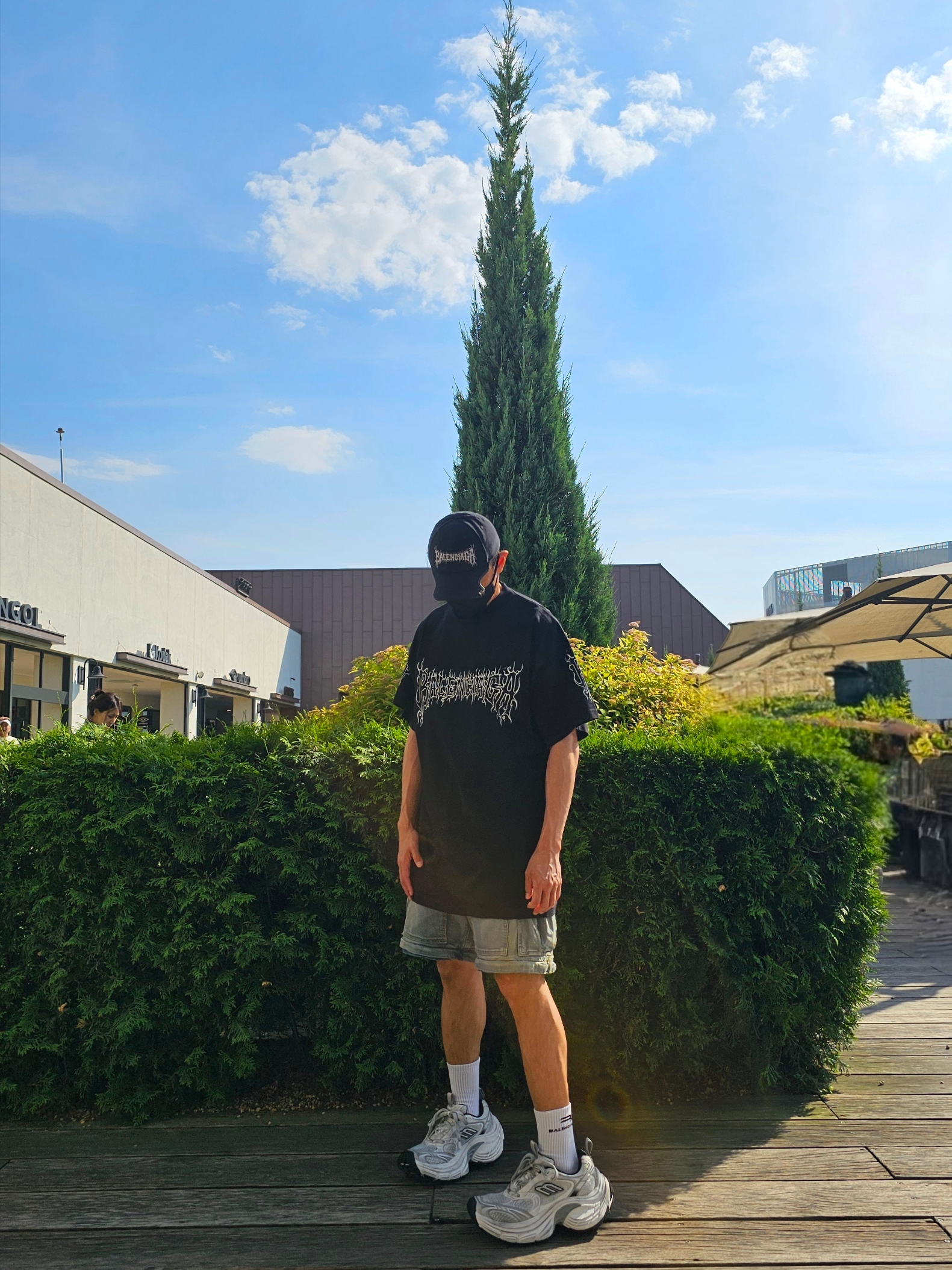 Balenciaga DIY Metal Outline Cap in Black, (W) Balenciaga Cargo Boyfriend Jeans Blue 착용 스타일 - 5