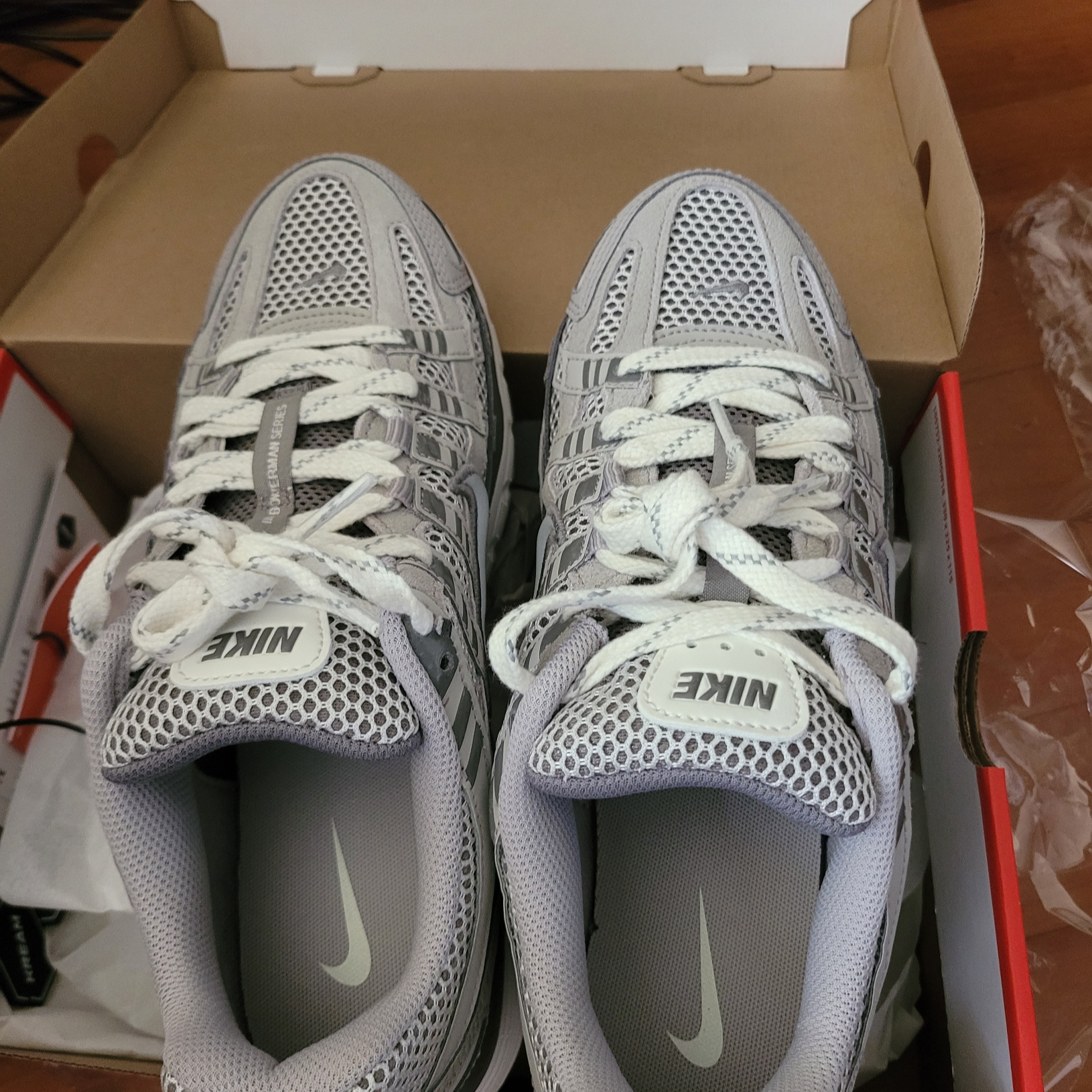 Nike P-6000 PRM Light Iron Ore 착용 스타일 - 2