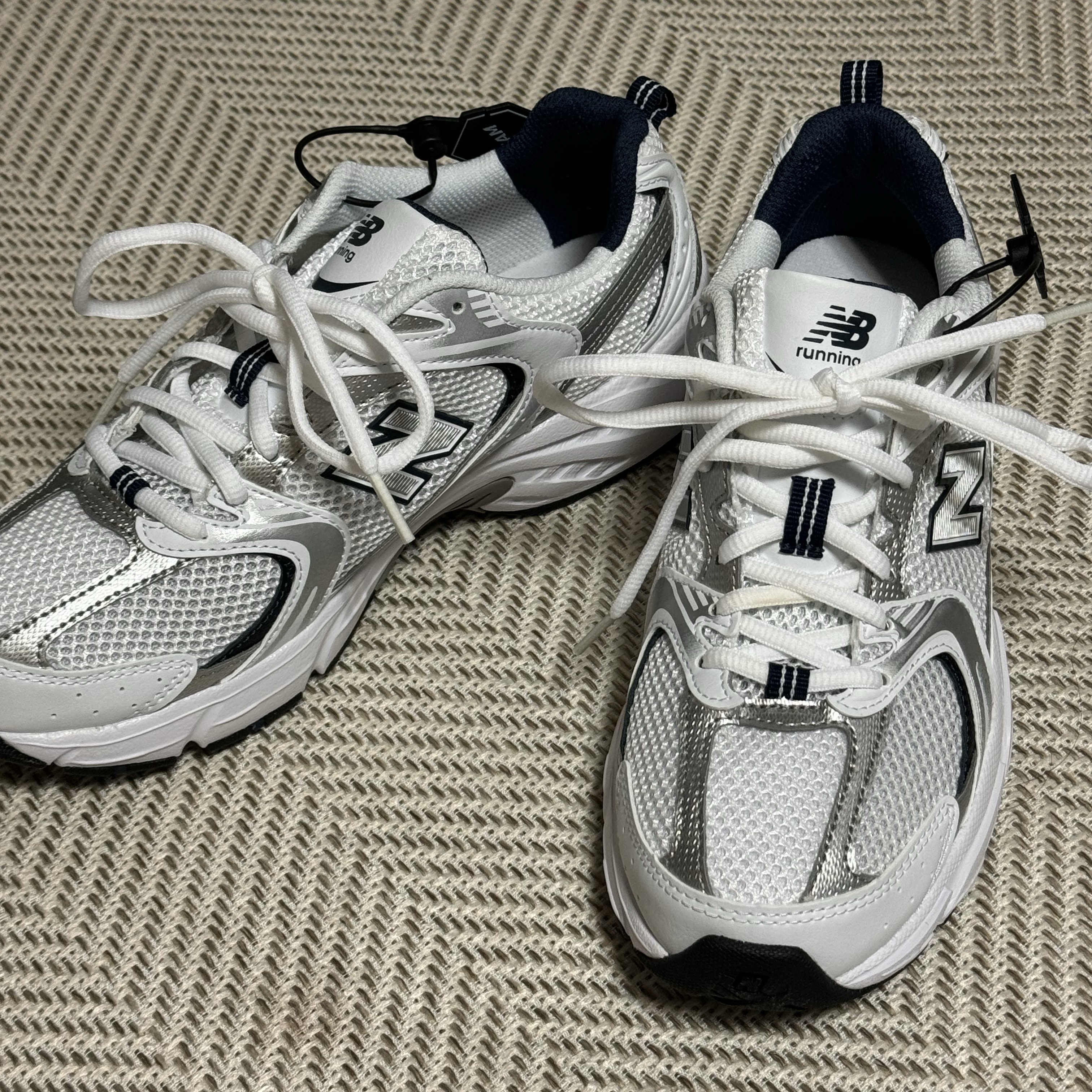 New Balance 530 White 착용 스타일 - 1