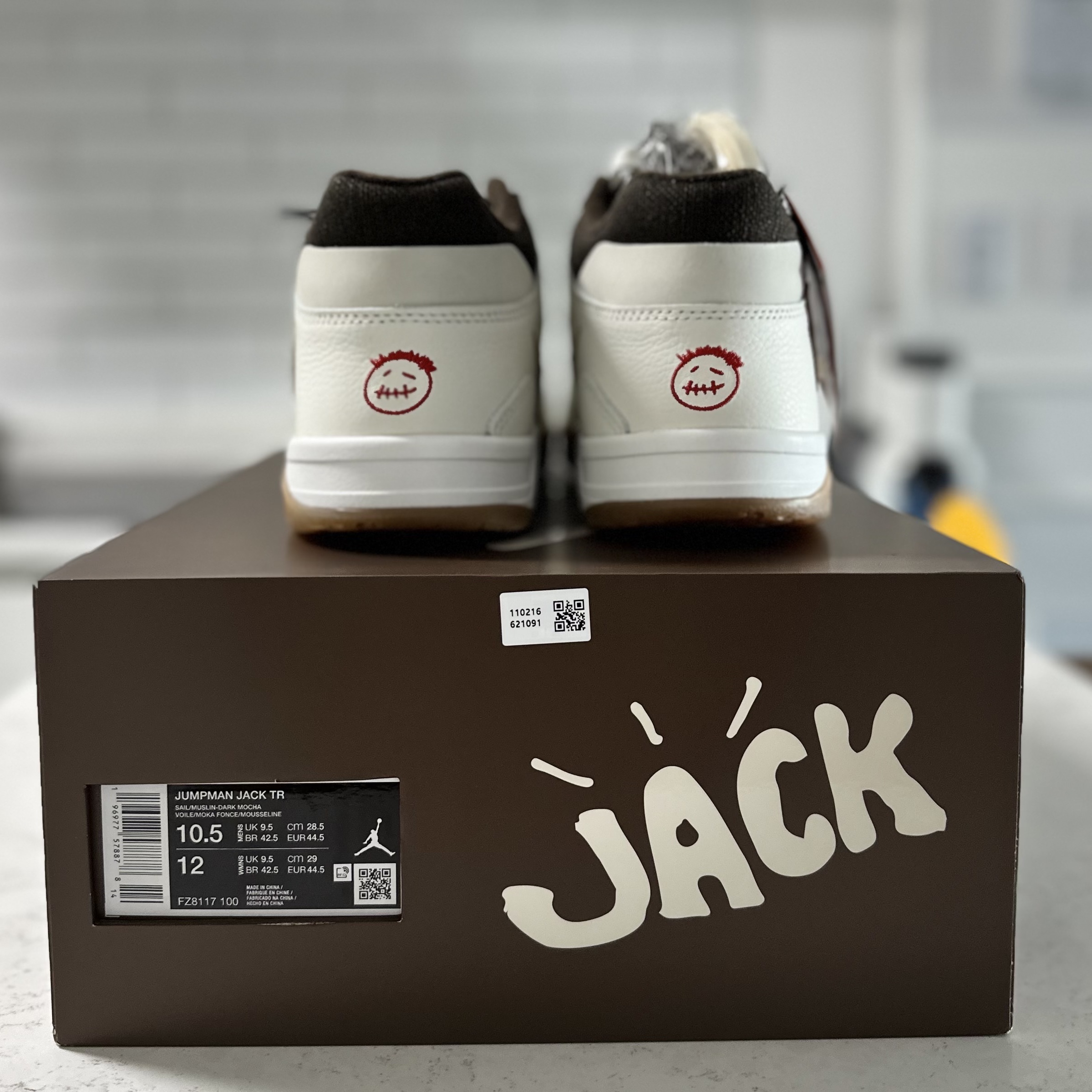 Jordan x Travis Scott Jumpman Jack TR Sail and Dark Mocha 착용 스타일 - 5