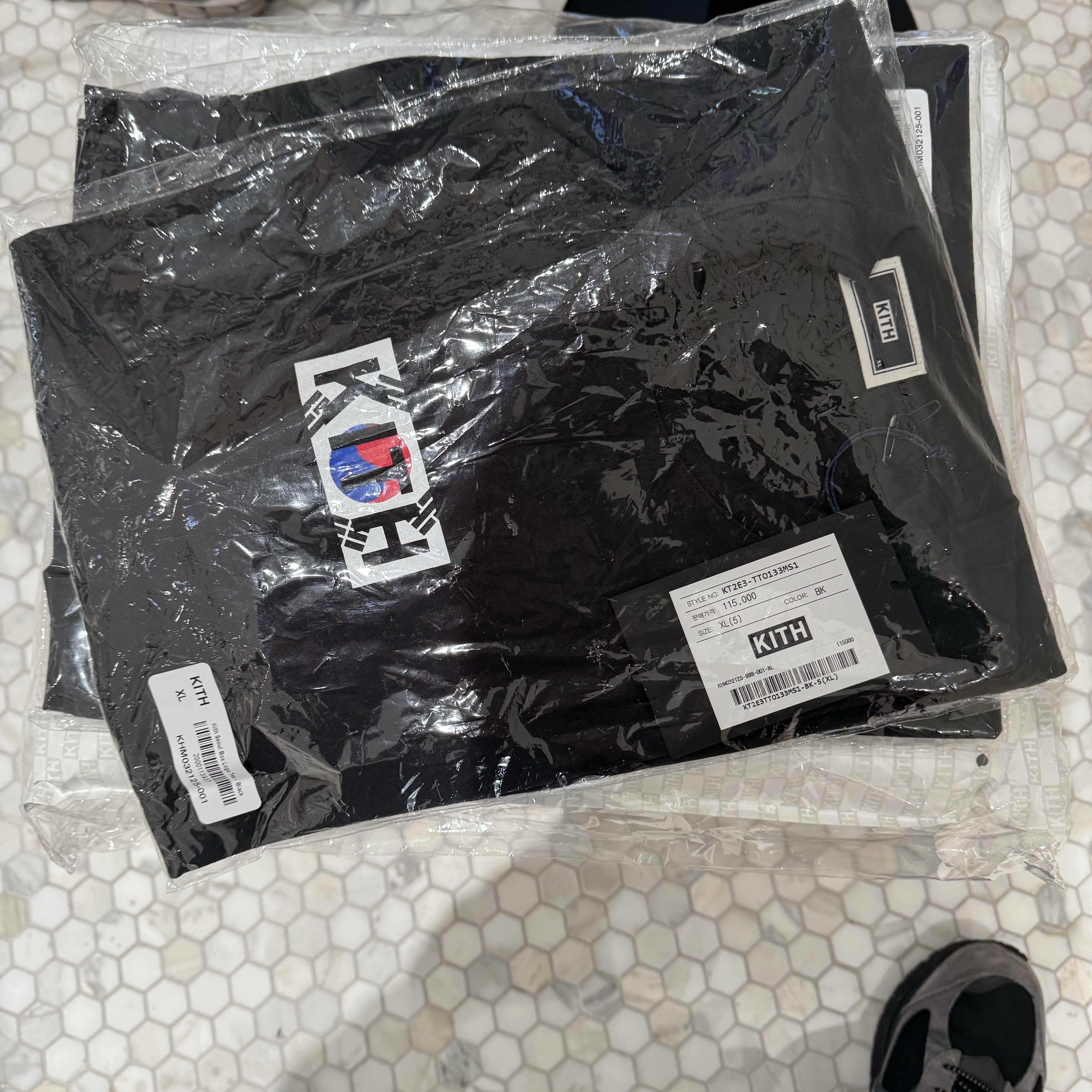 Kith Seoul Box Logo T-Shirt Black 착용 스타일