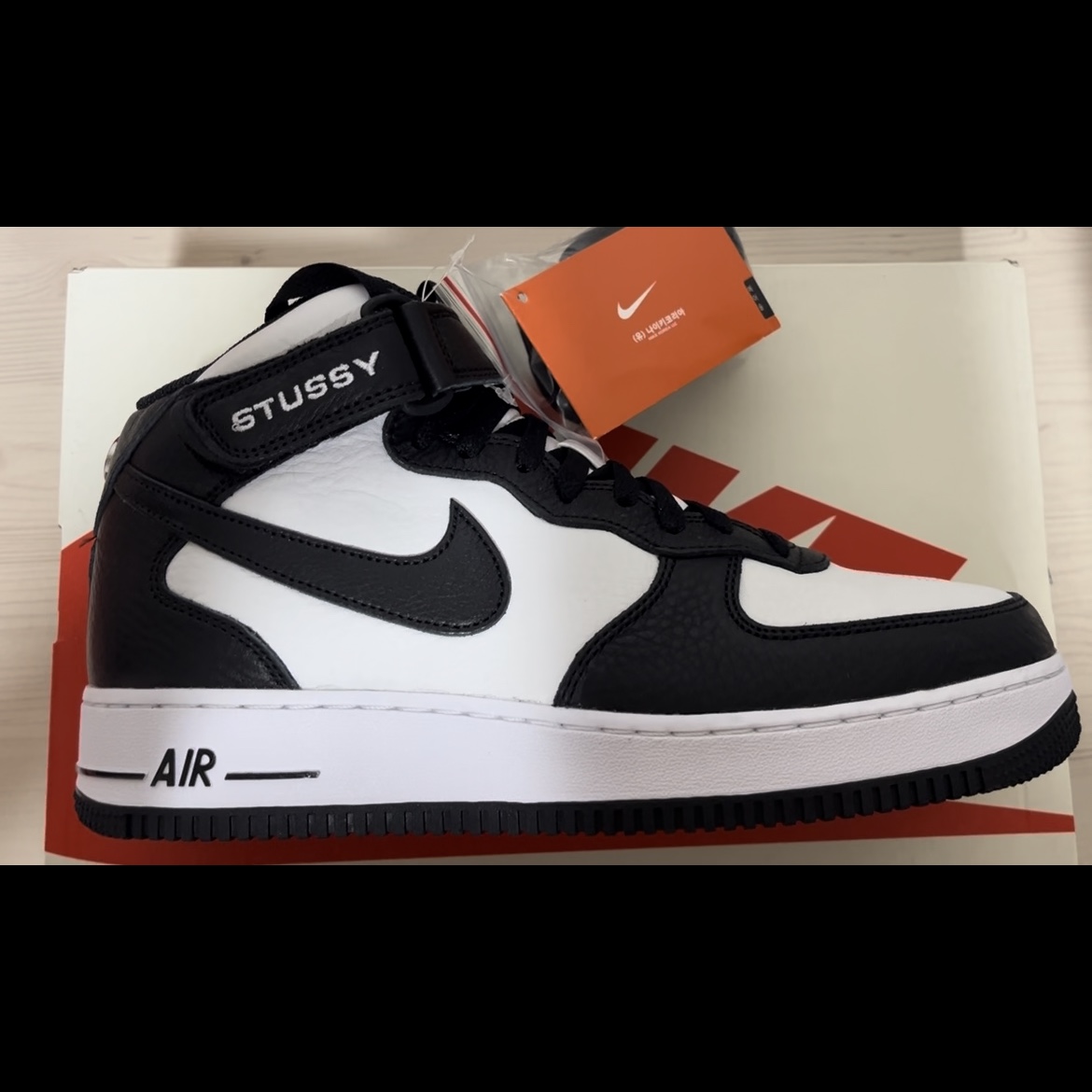 Nike x Stussy Air Force 1 '07 Mid SP Black and Light Bone 착용 스타일