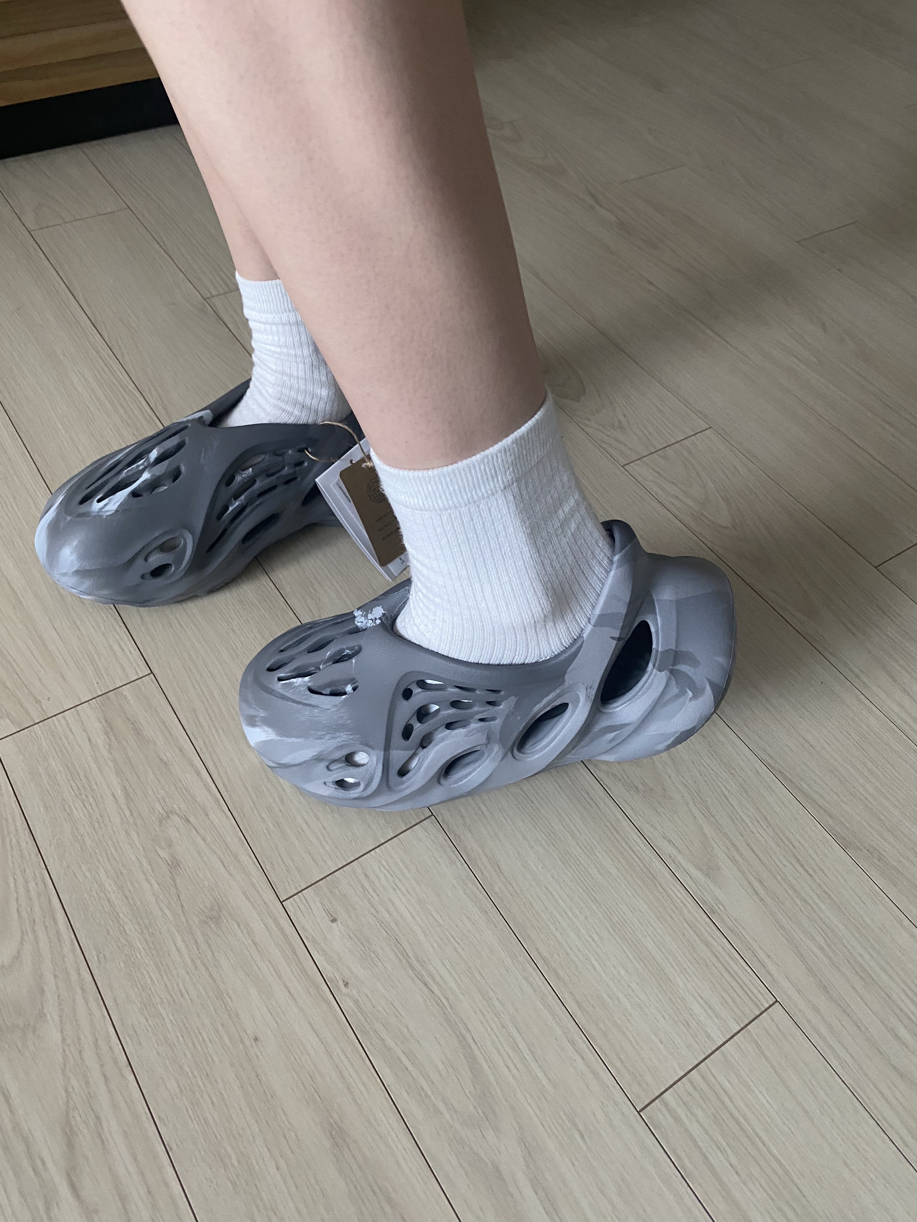Adidas Yeezy Foam RNNR MX Granite 착용 스타일 - 2