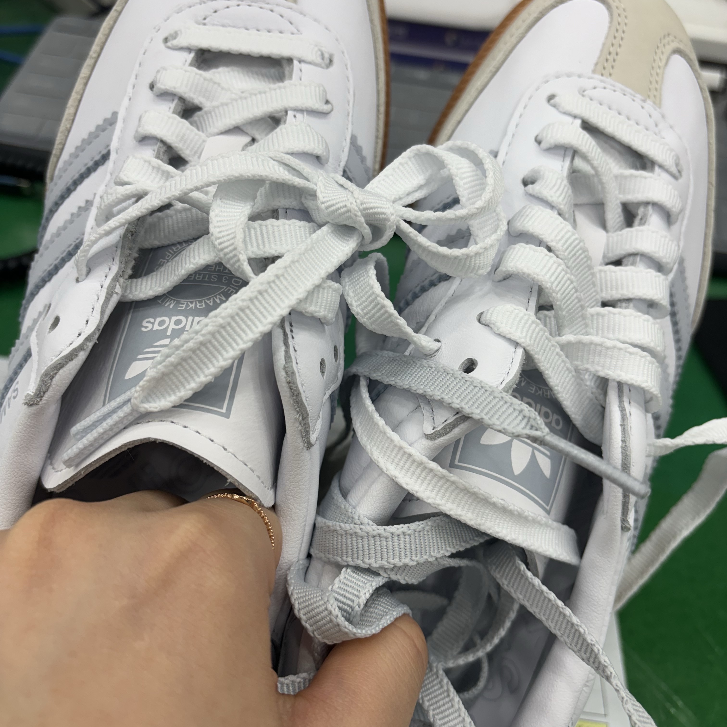 (W) Adidas Samba OG Cloud White Halo Blue 착용 스타일 - 2