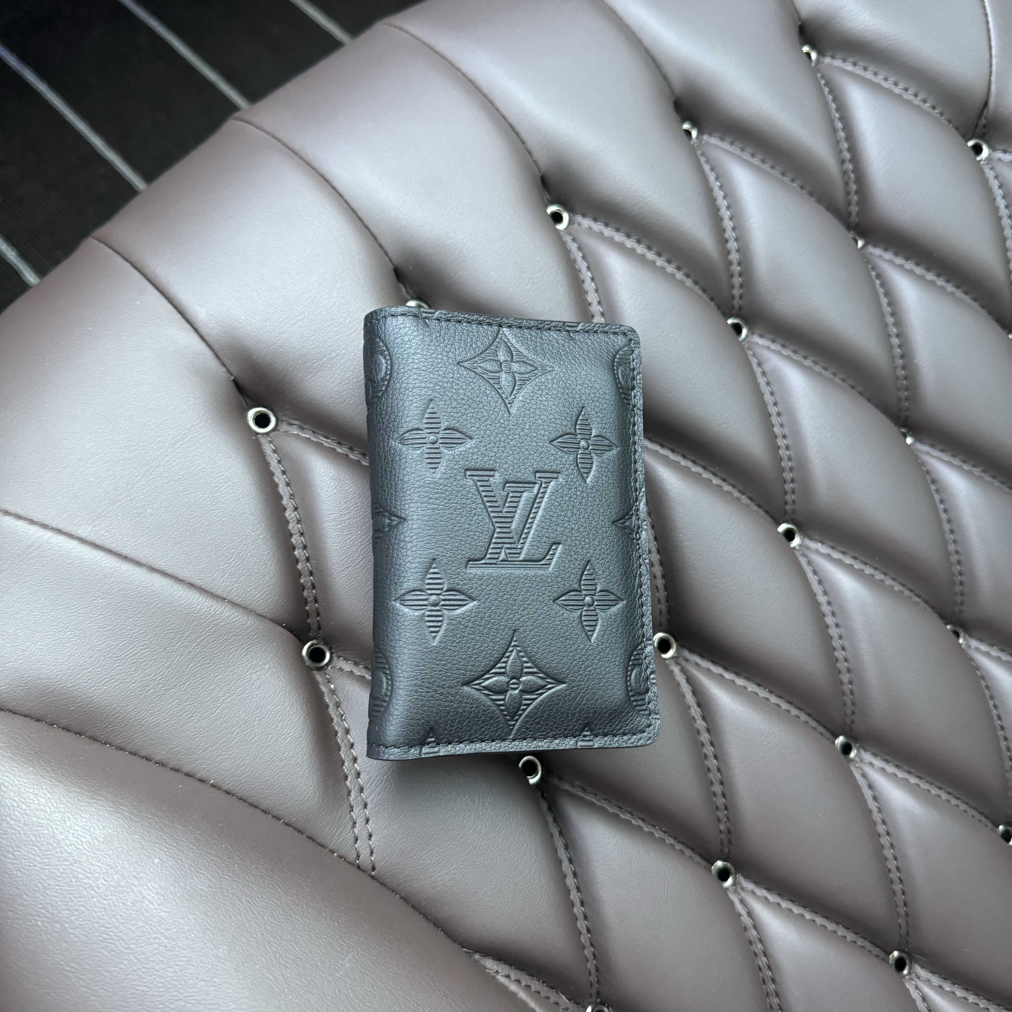 Louis Vuitton Pocket Organizer Monogram Shadow Black 착용 스타일