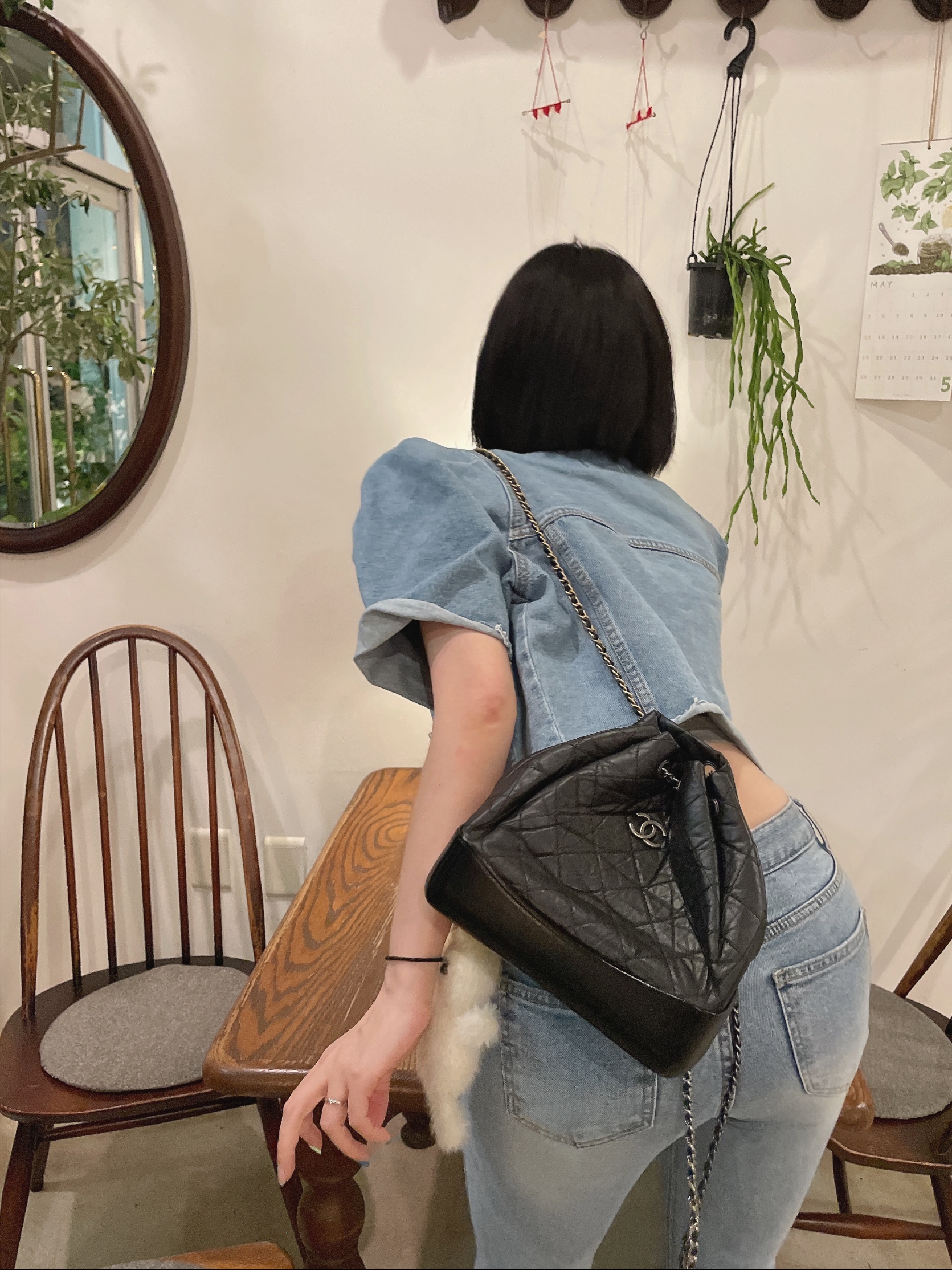 Chanel Small Gabrielle Backpack Aged Calfskin & Gold Silver Black 착용 스타일 - 1