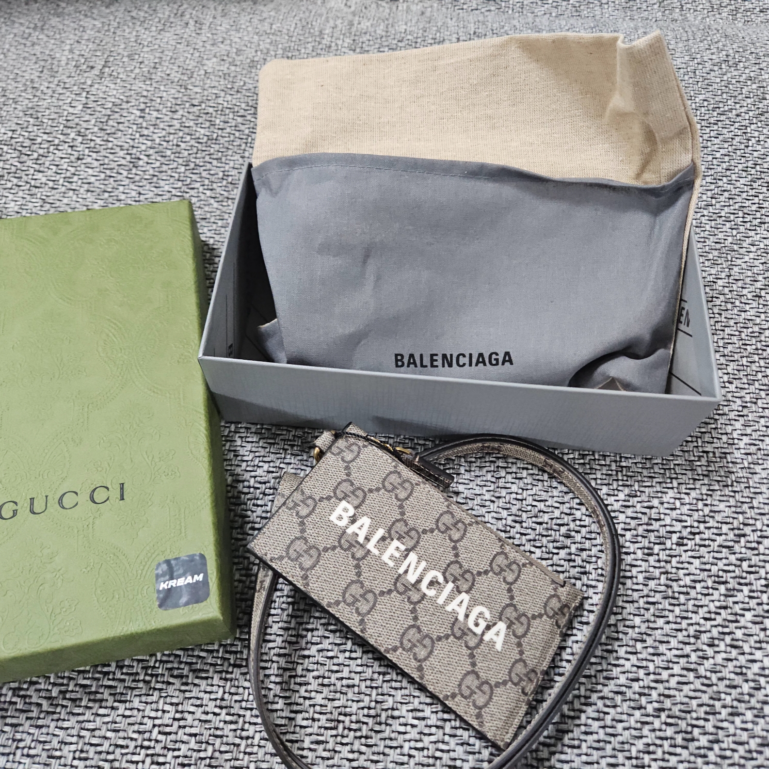 Gucci x Balenciaga The Hacker Project Card Case with Strap Beige Ebony 착용 스타일