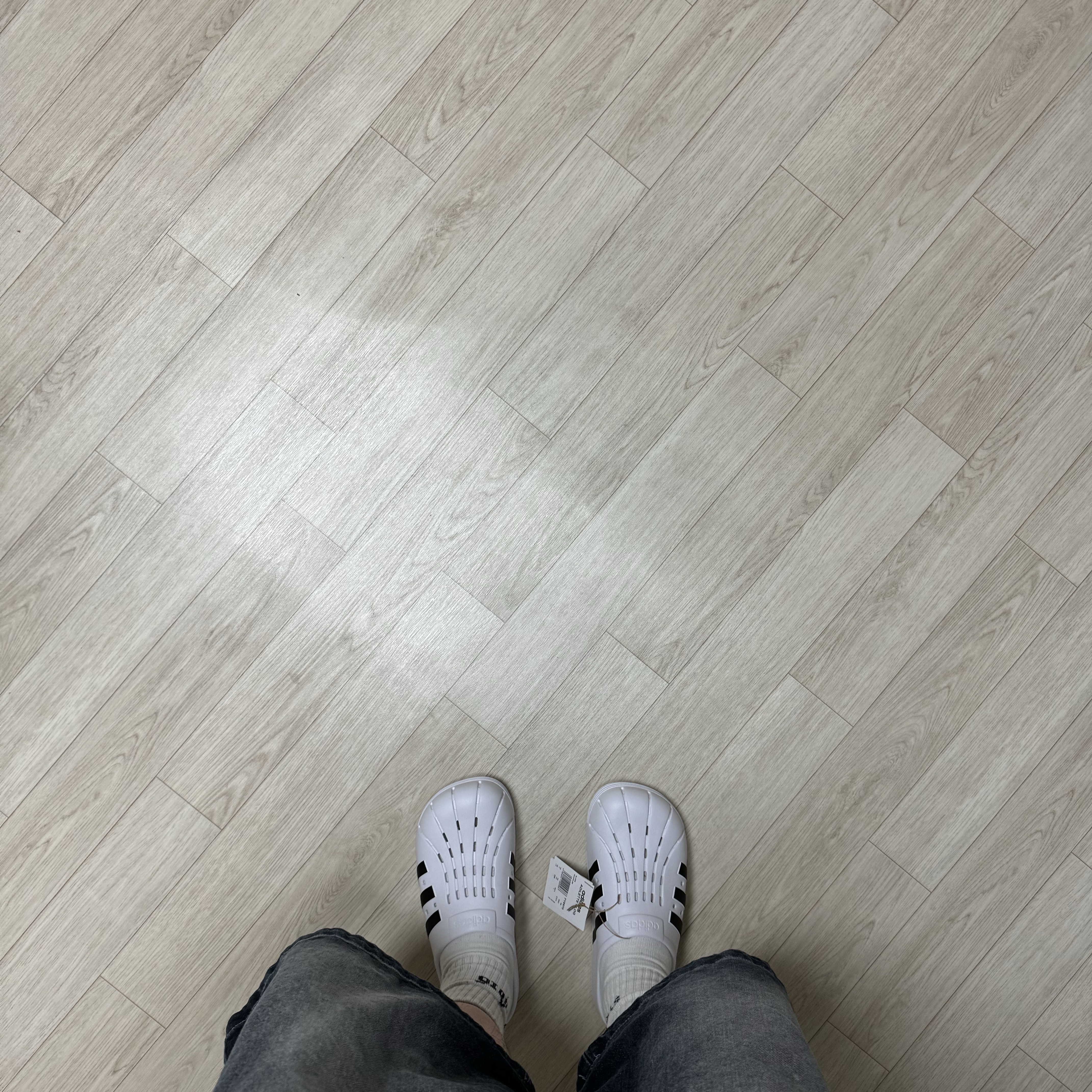 Adidas Adilette Clog White Black 착용 스타일
