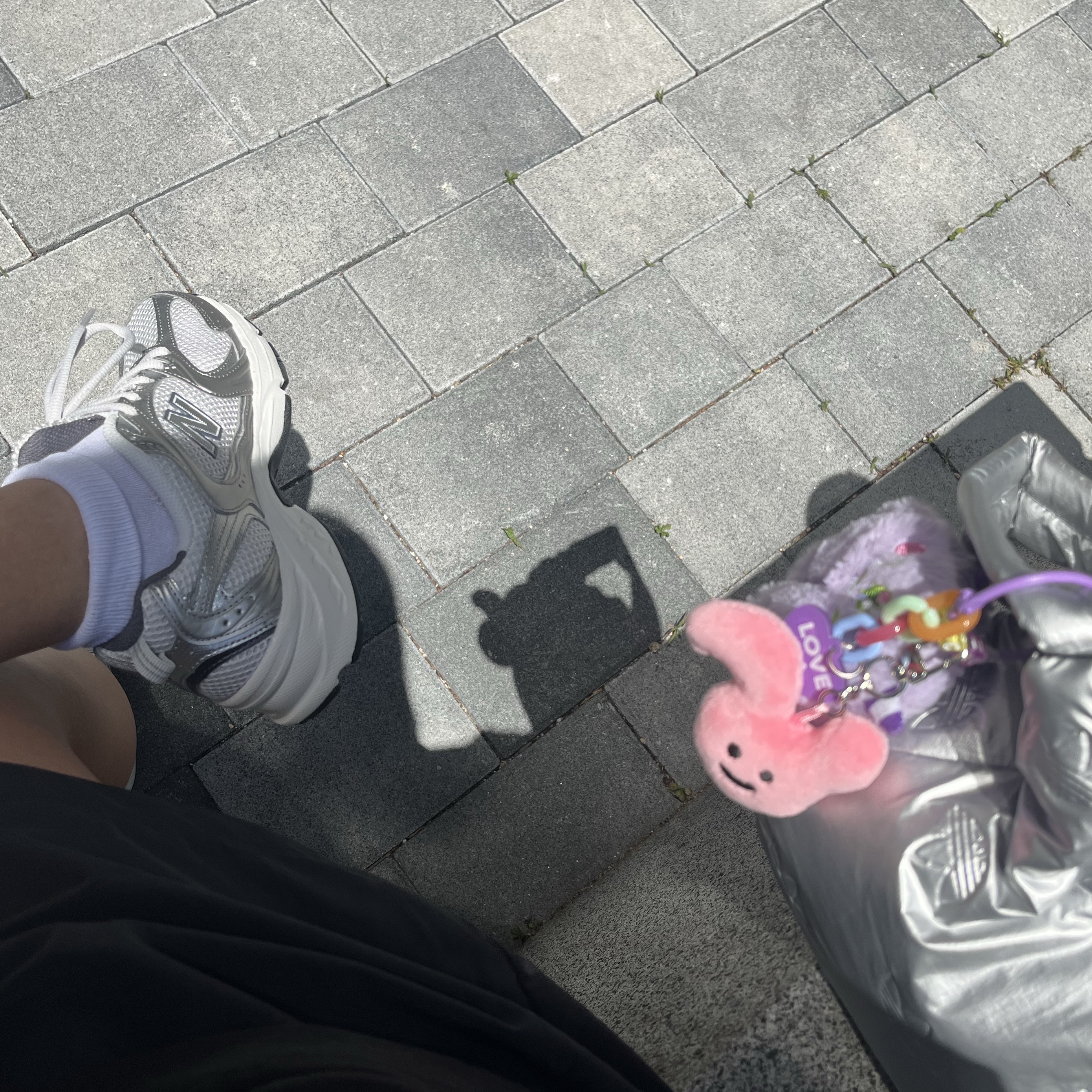 New Balance 530 Grey Matter Silver Metallic, Adidas Puffy Satin Mini Shoulder Bag Silver Metallic 착용 스타일