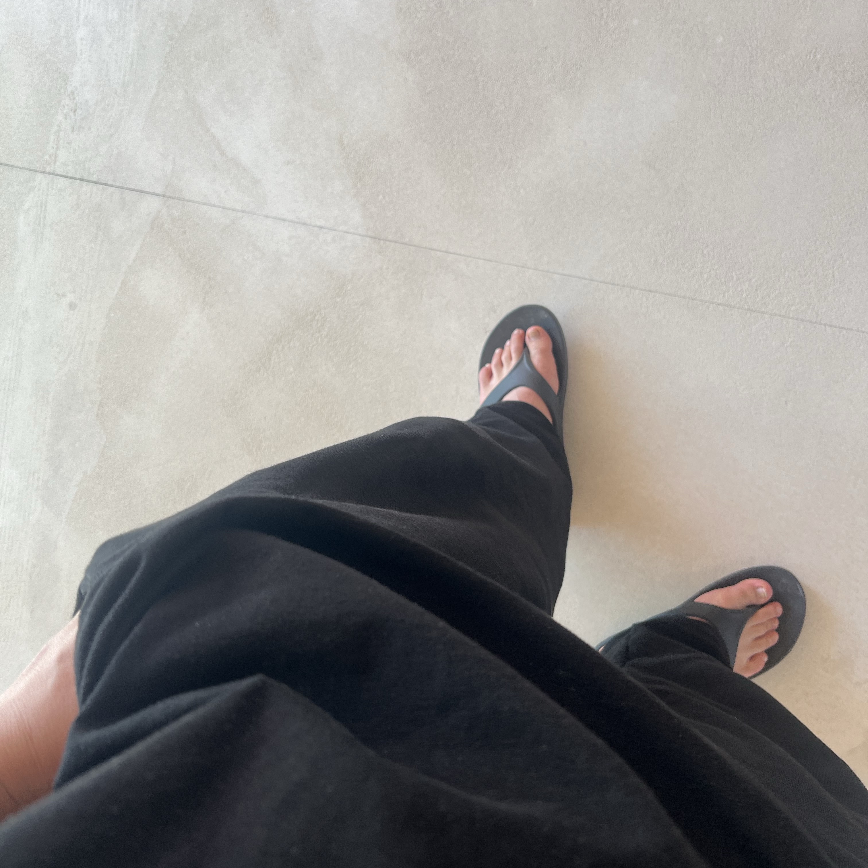 Oofos OOriginal Black 착용 스타일