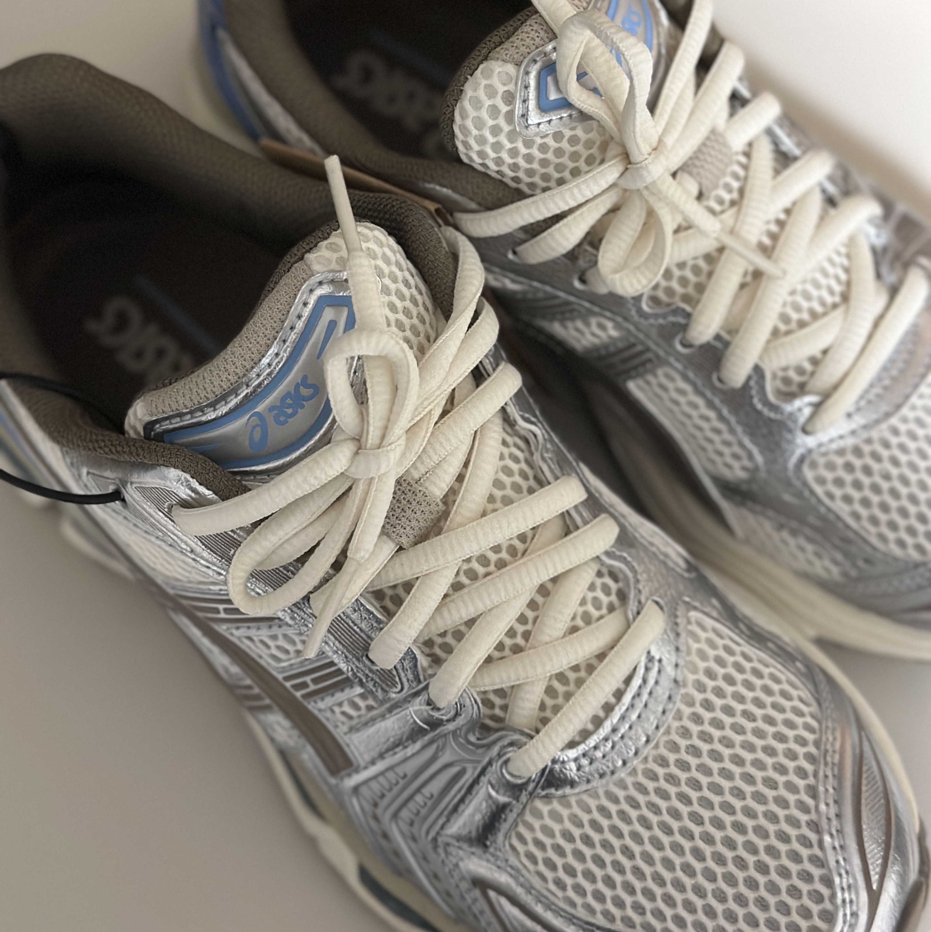 (W) Asics Gel-Kayano 14 Cream Pepper 착용 스타일 - 2