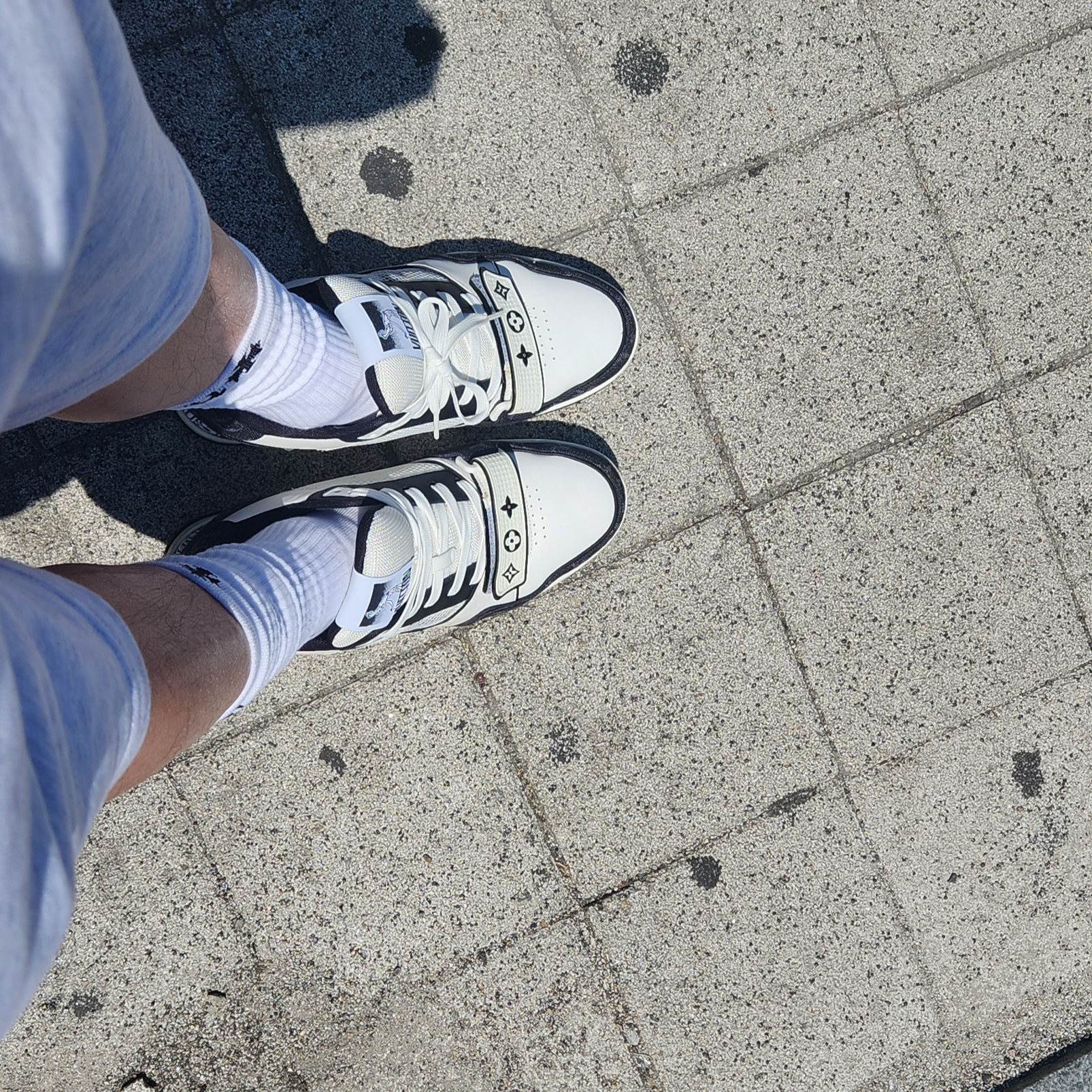 Louis Vuitton LV Trainer Sneakers White Green, Louis Vuitton LV Trainer Sneakers Black 착용 스타일 - 6