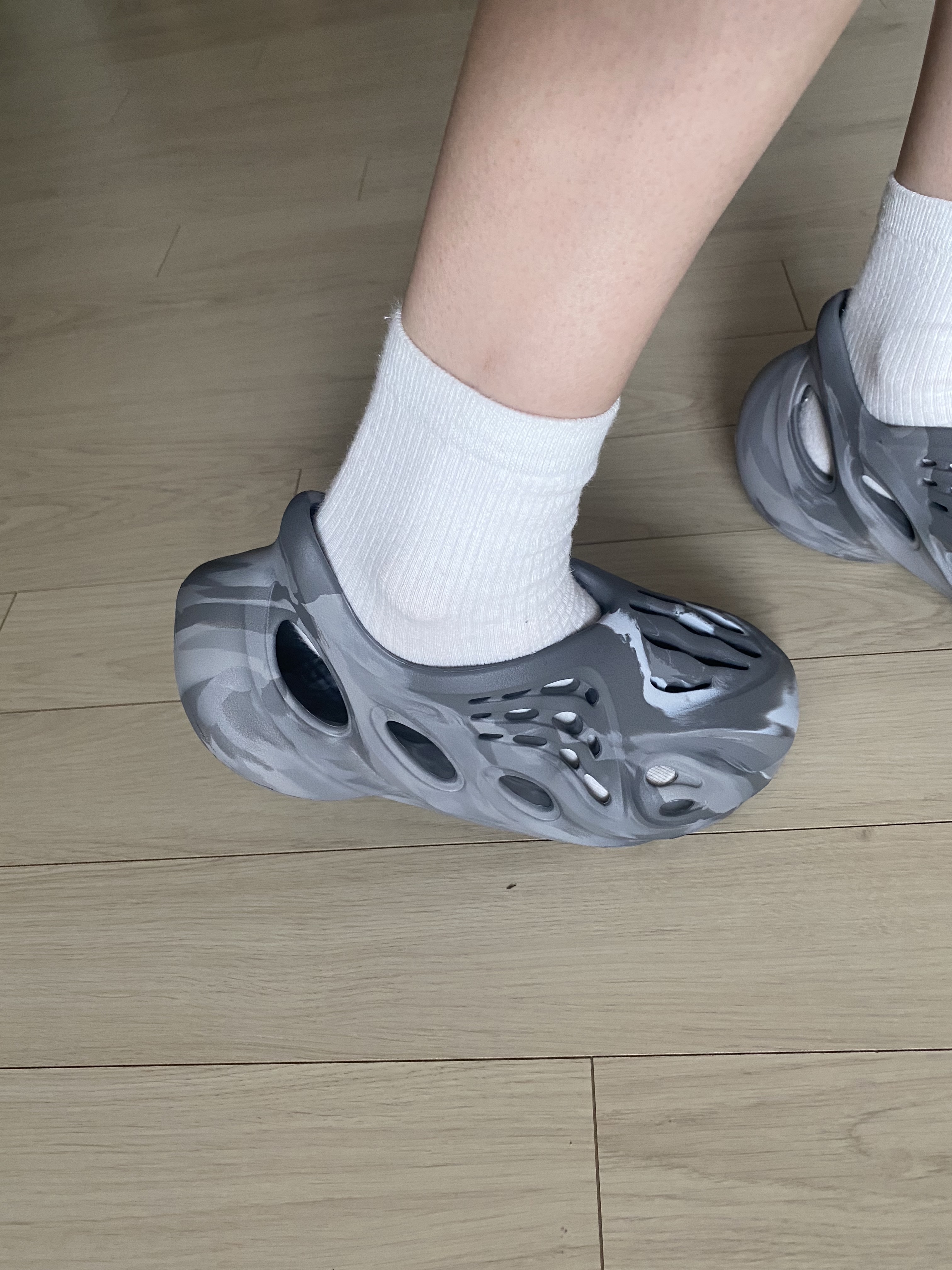 Adidas Yeezy Foam RNNR MX Granite 착용 스타일 - 3