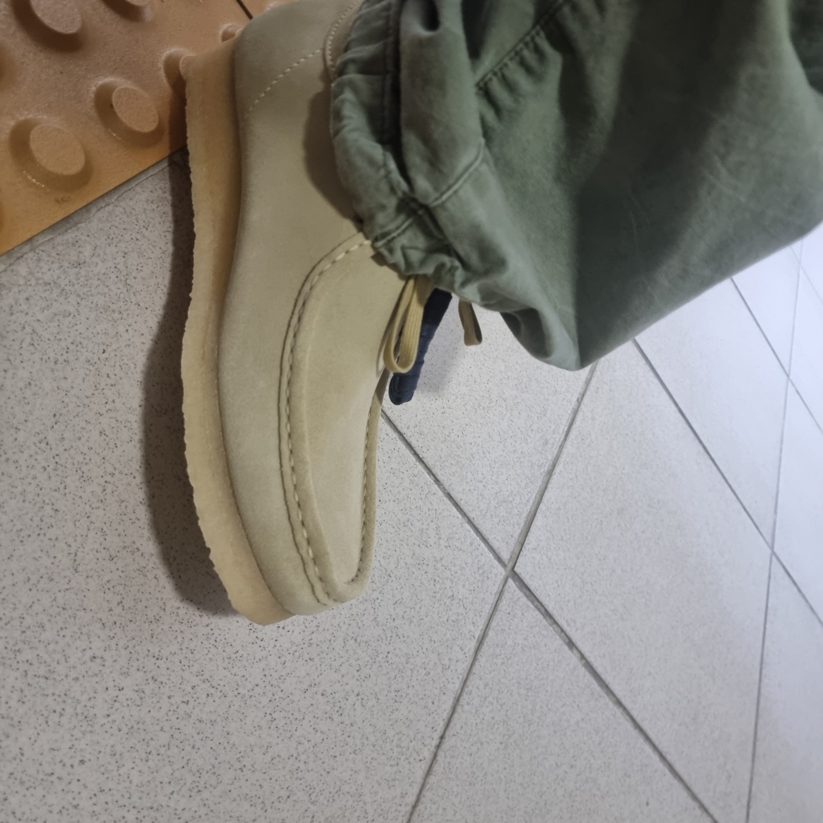 Clarks Wallabee Maple Suede 착용 스타일 - 1