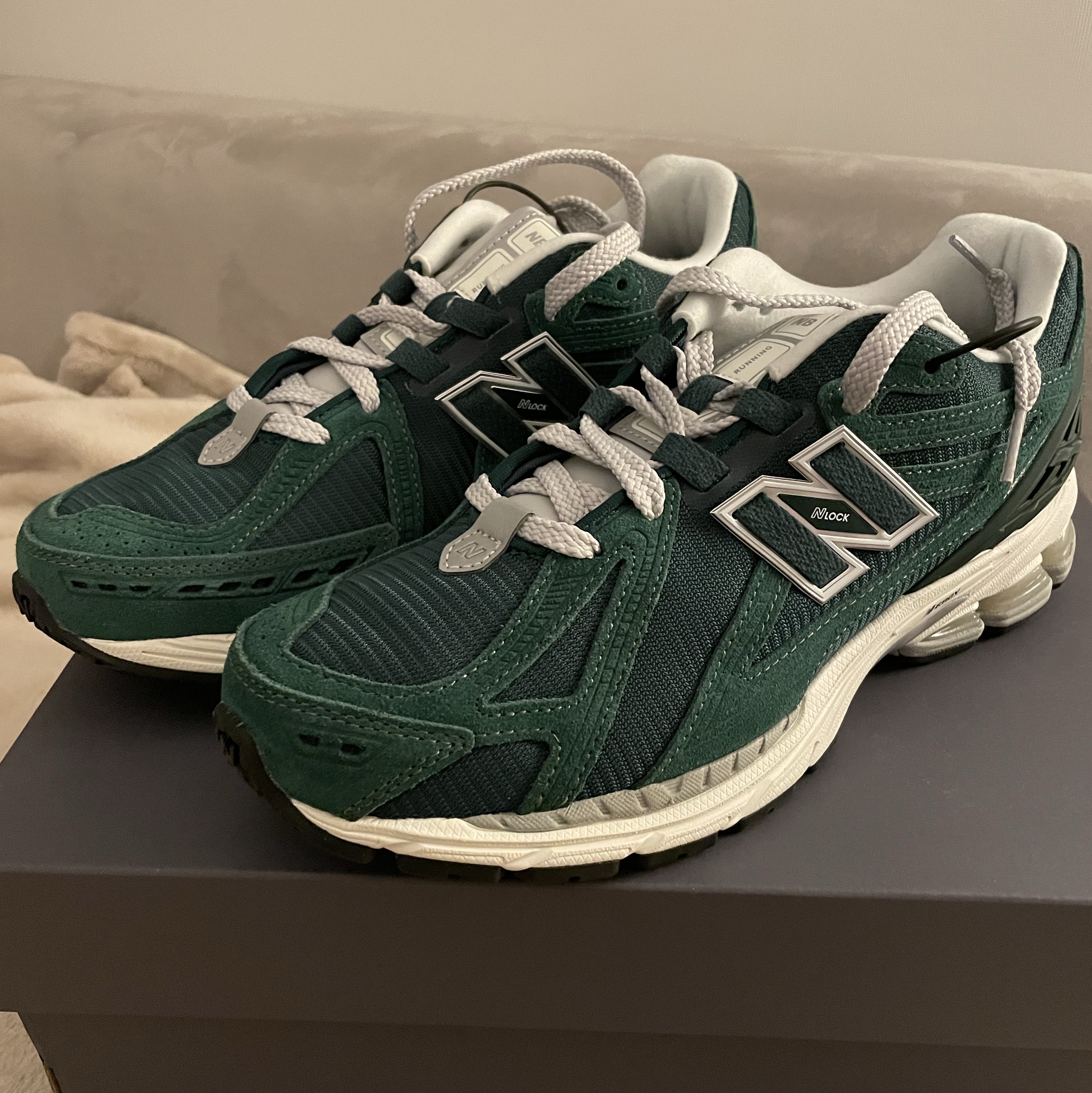 New Balance 1906R Nightwatch Green 착용 스타일 - 1