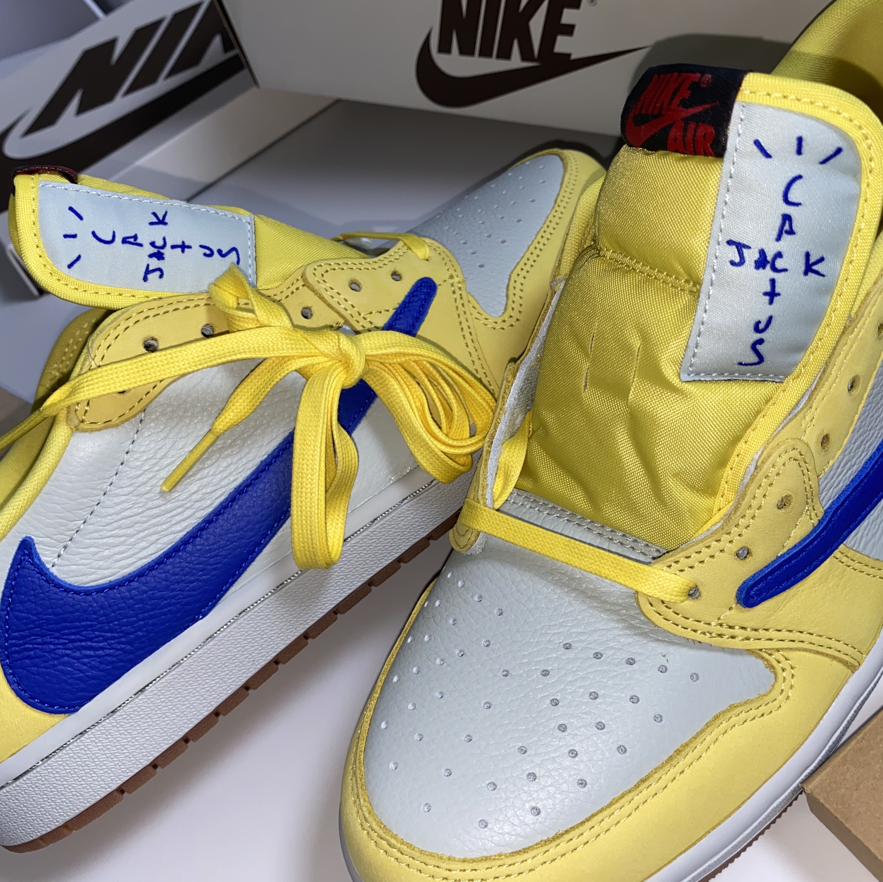 (W) Jordan 1 x Travis Scott Retro Low OG SP Canary 착용 스타일 - 7