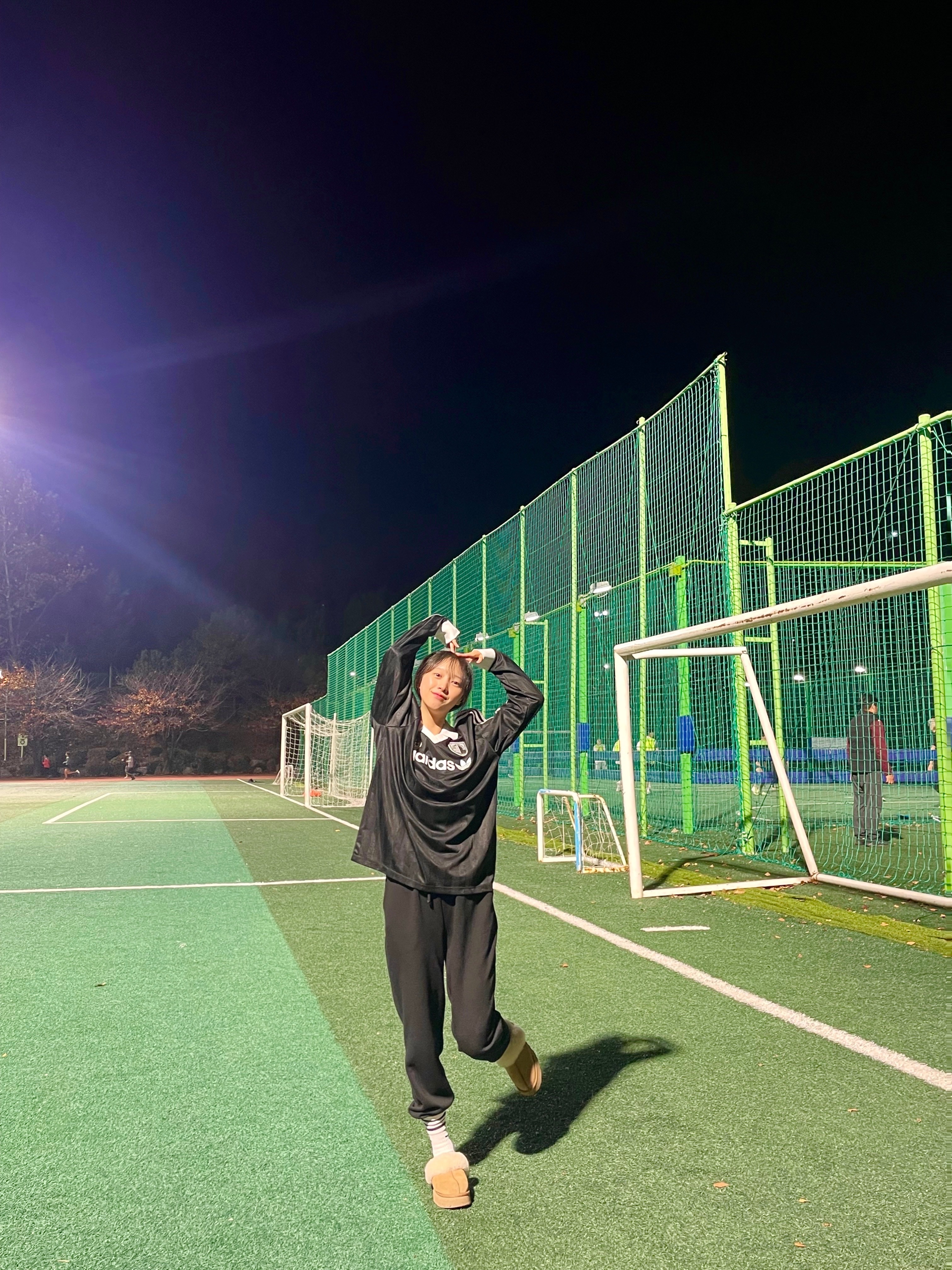 (W) Adidas Football Long Sleeve T-Shirt Black - US Sizing, (W) UGG Disquette Slipper Chestnut 착용 스타일