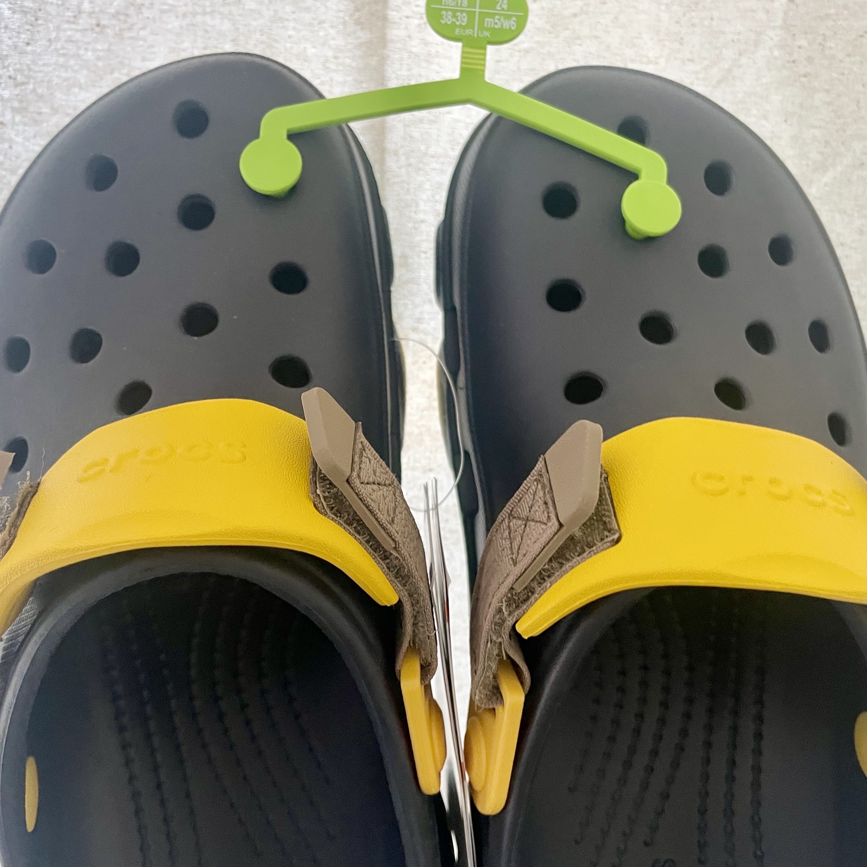 Crocs All Terrain Clog Deep Navy 착용 스타일 - 3